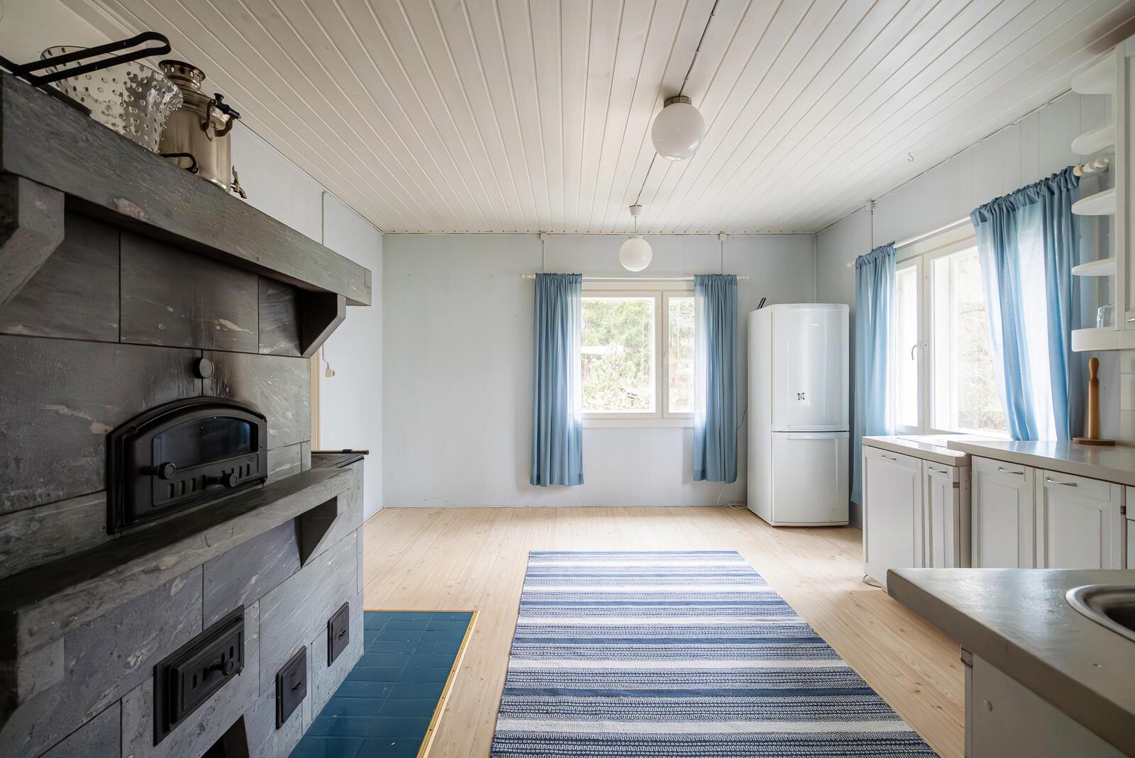 Keittiössä leivinuuni ja puuhella