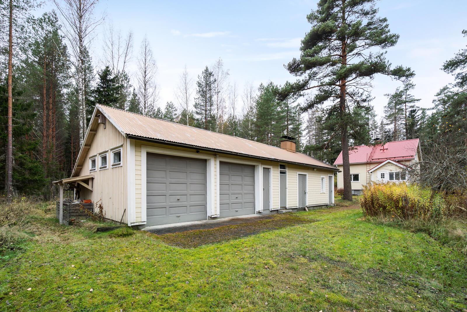 Autotalli kahdella osto-ovella