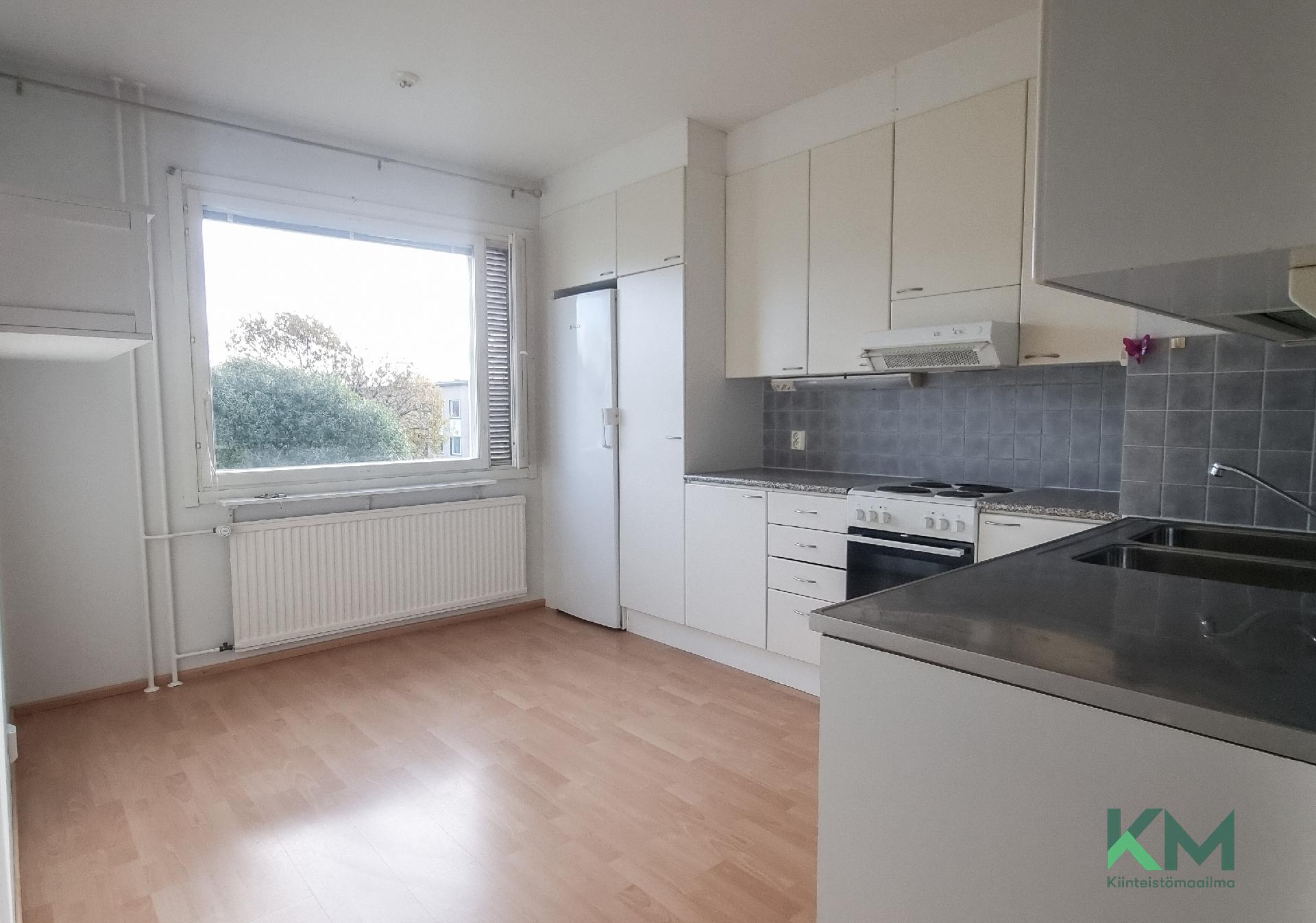 Keittiössä vaaleat kaapistot