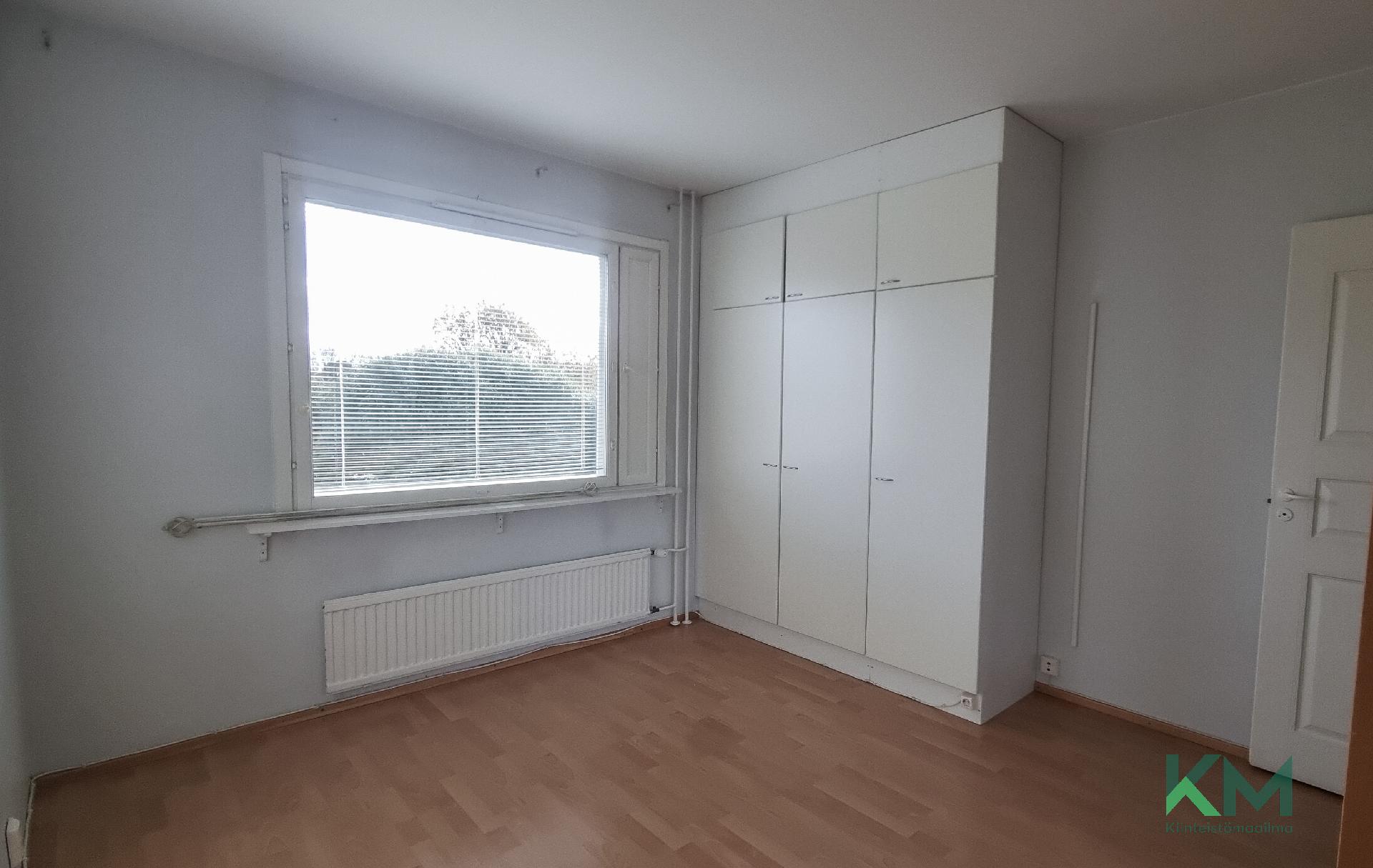 Makuuhuoneessa kaapistot