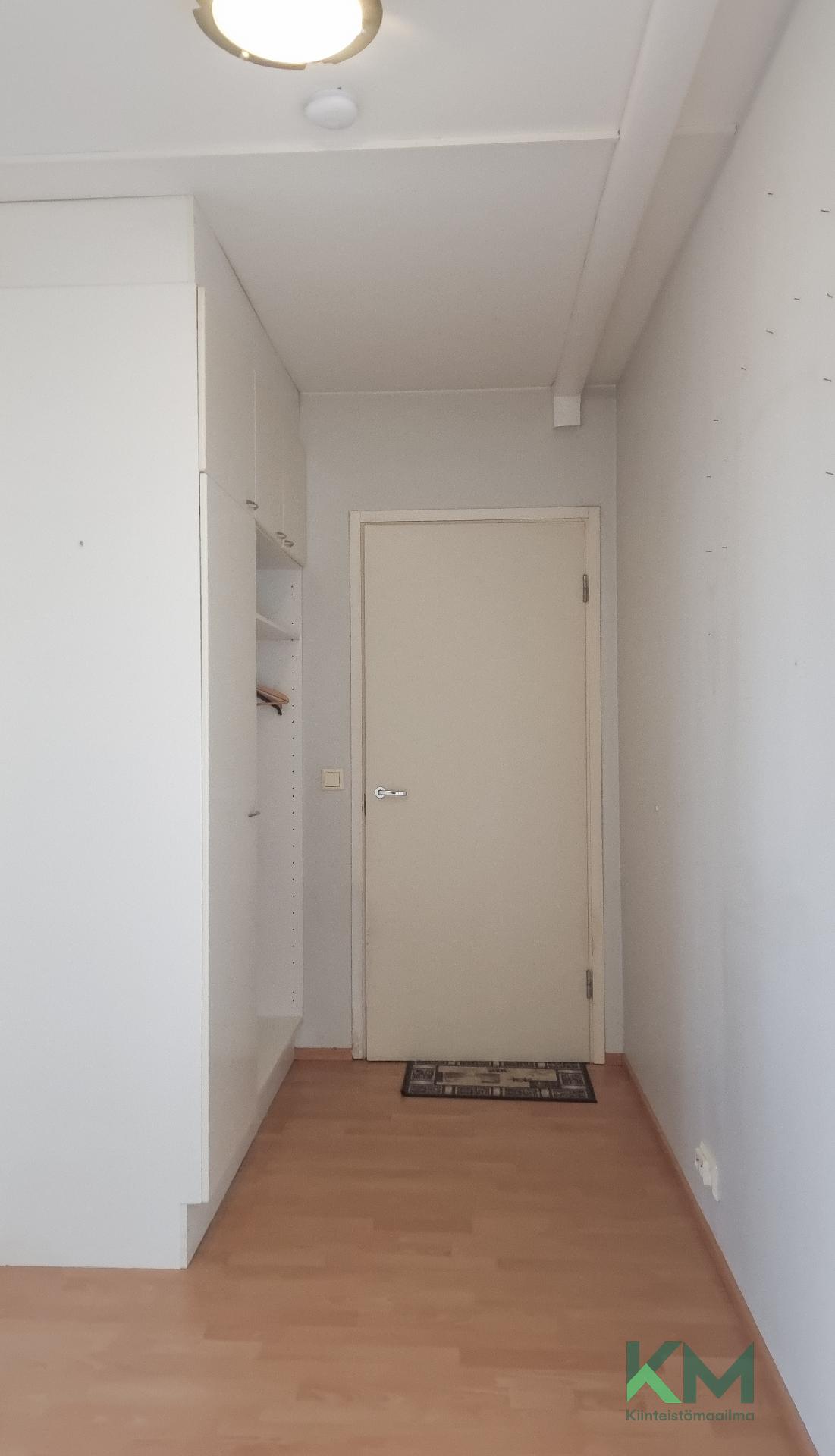 Eteisessä kaapistot