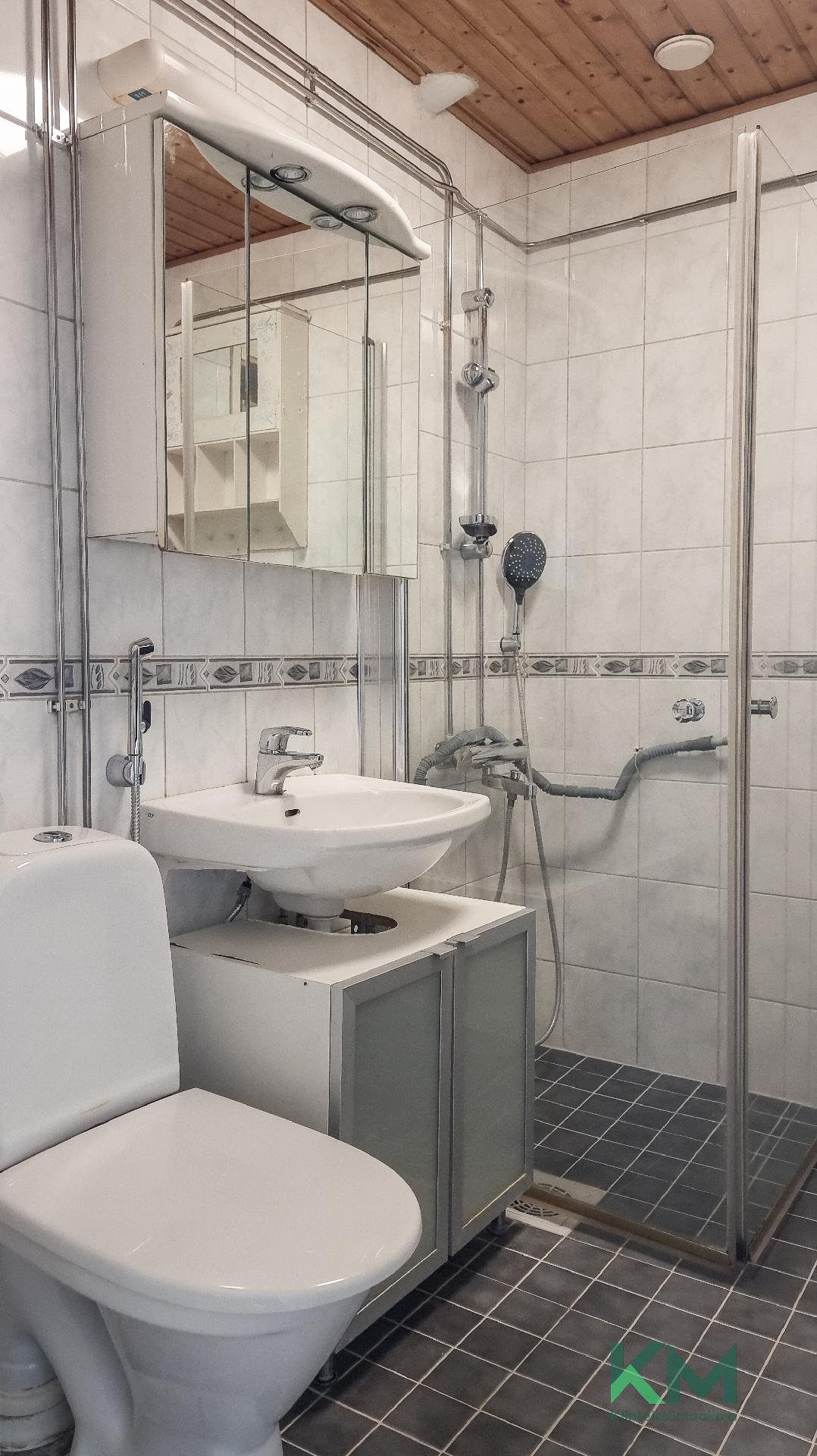 Pesuhuoneessa suihkuseinä