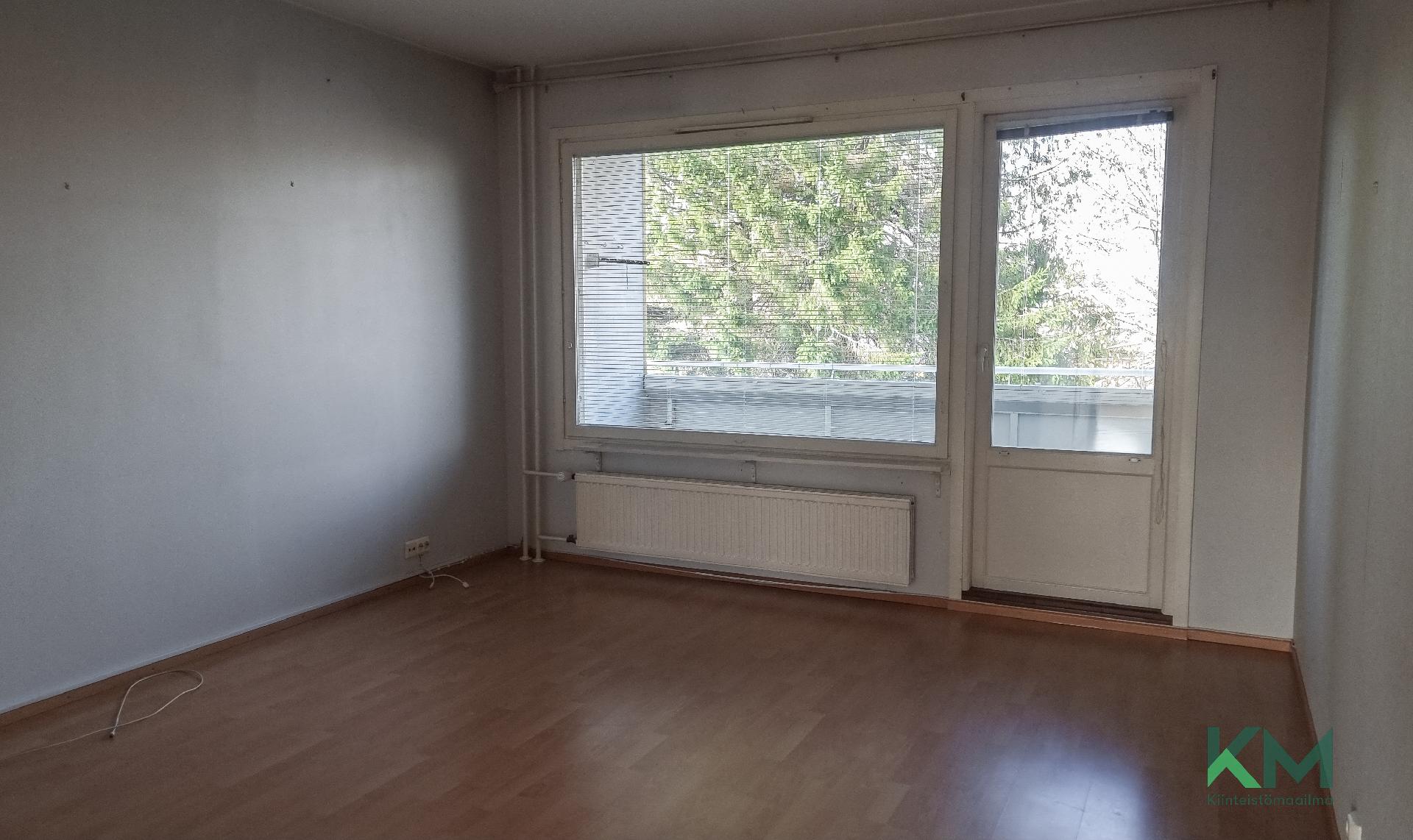 Olohuoneesta kulku parvekkeelle