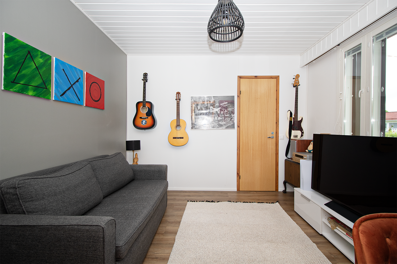 Makuuhuoneen yteydessä iso vaatehuone.