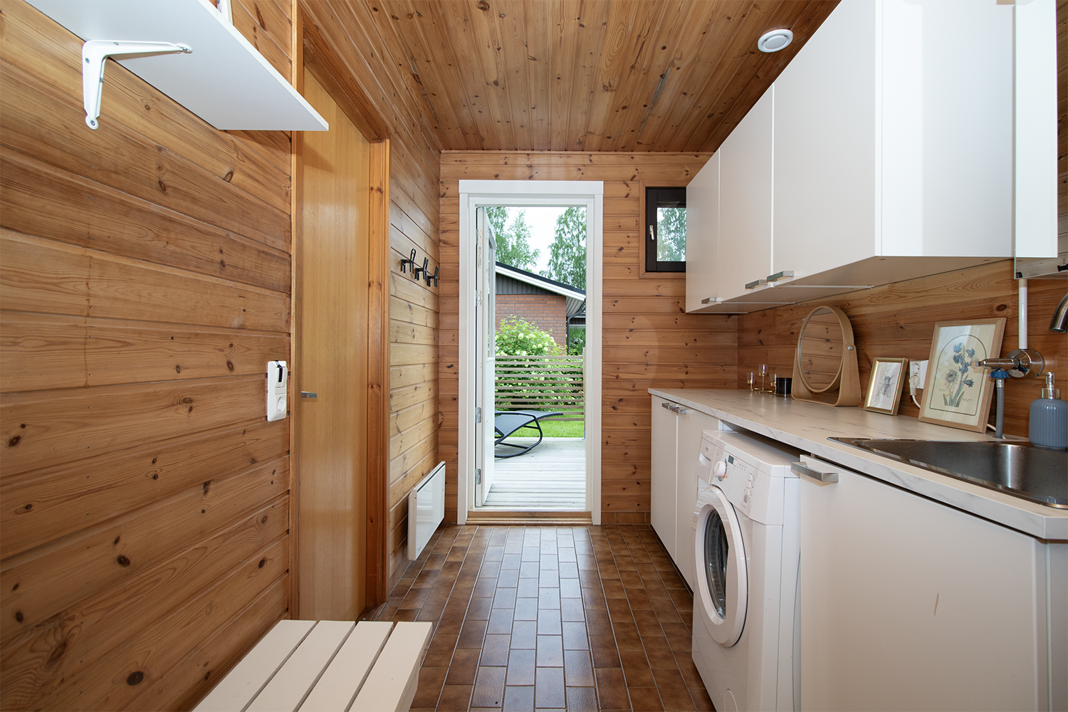 Kodinhoitohuoneesta kulku takapihan terassille.