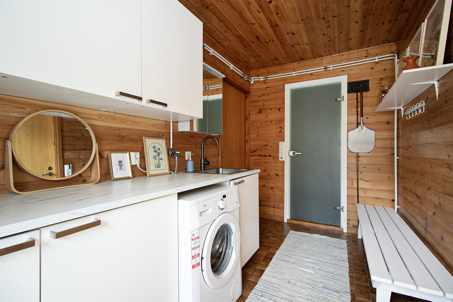 Kodinhoitohuone/pukeutumistila.