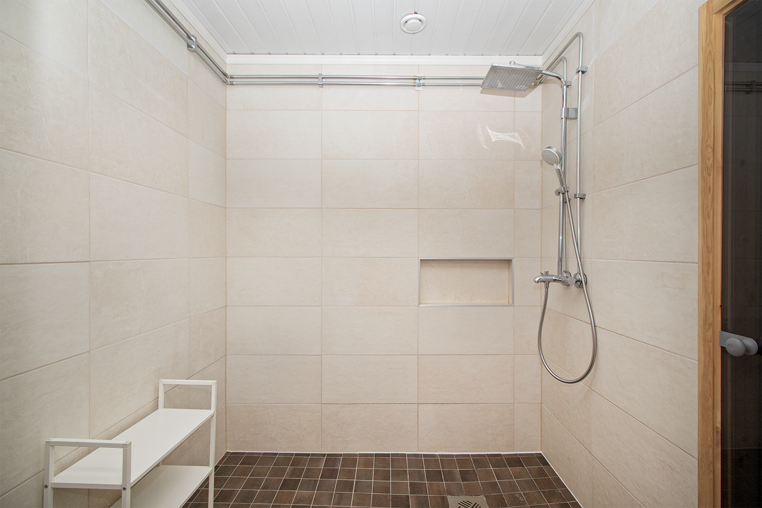 Kauniisti remontoitu kylpyhuone.