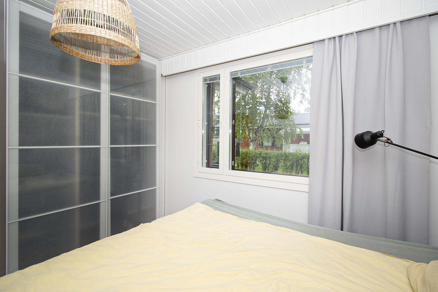 Ikkunoista vehreät näkymät.