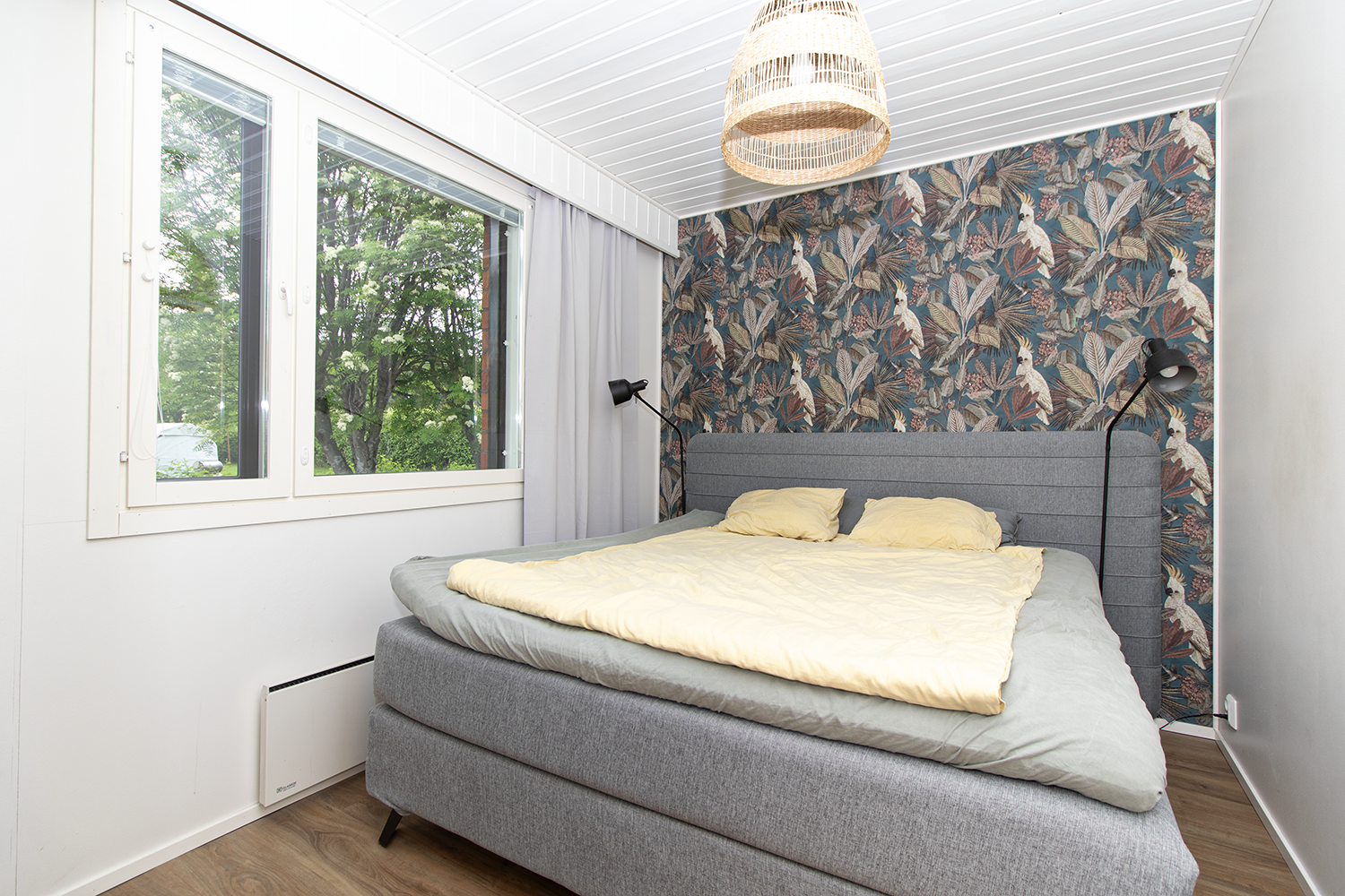 Makuuhuone, jossa kaapisto.