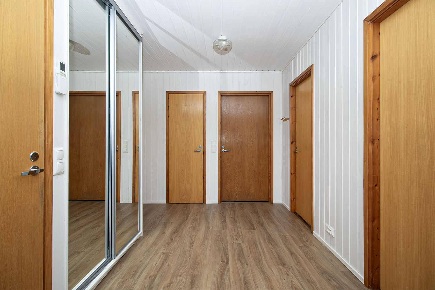 Eteisessä liukuovikaapisto sekä vaatehuone.