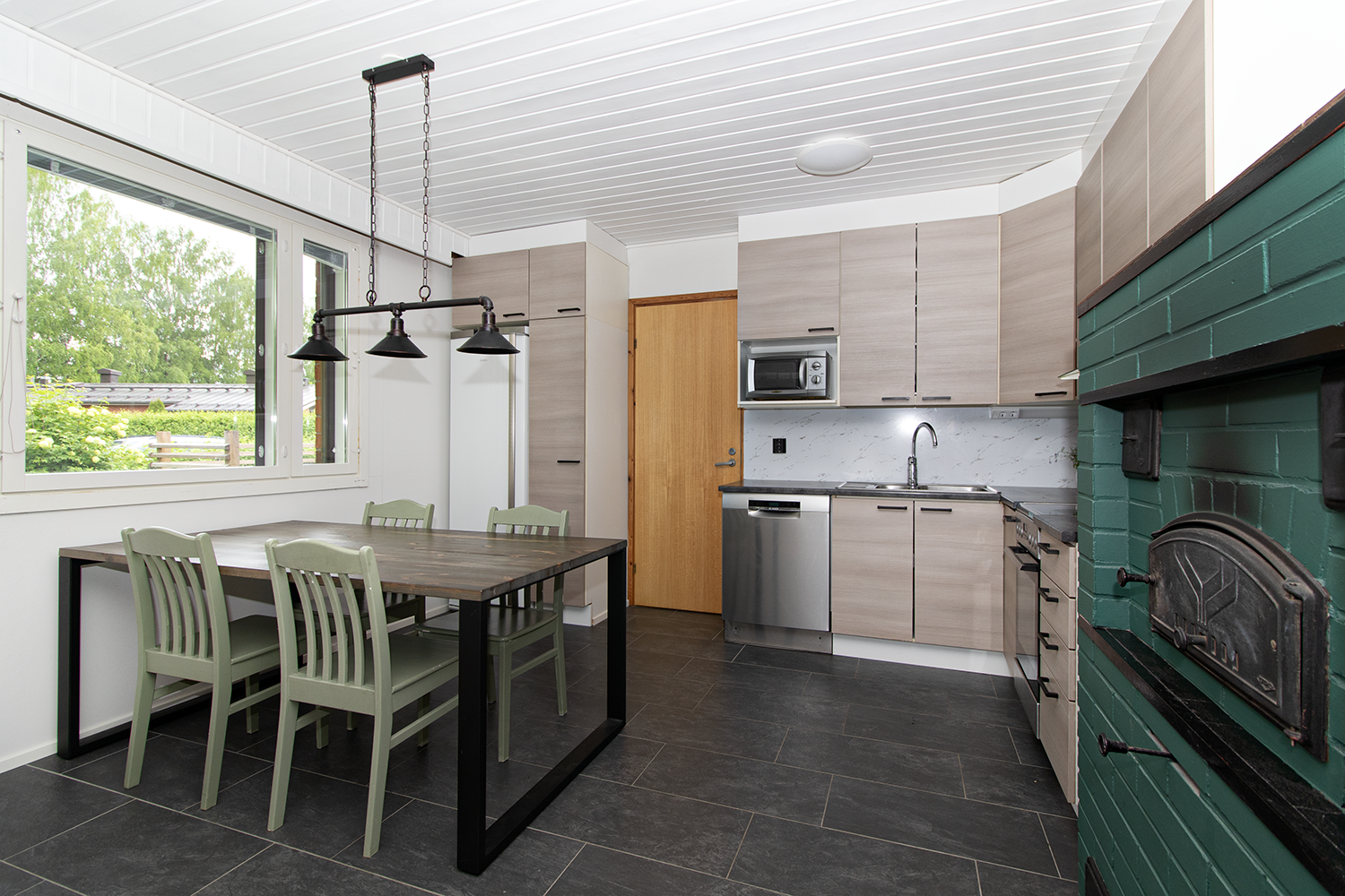 Keittiössä laattalattia.