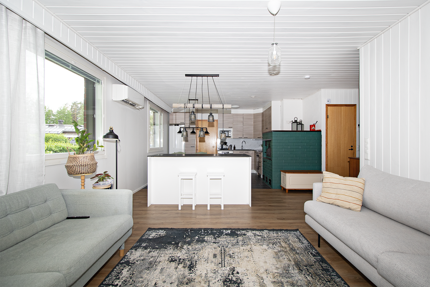 Saareke antaa paljon työskentely- ja säilytystilaa keittiöön.