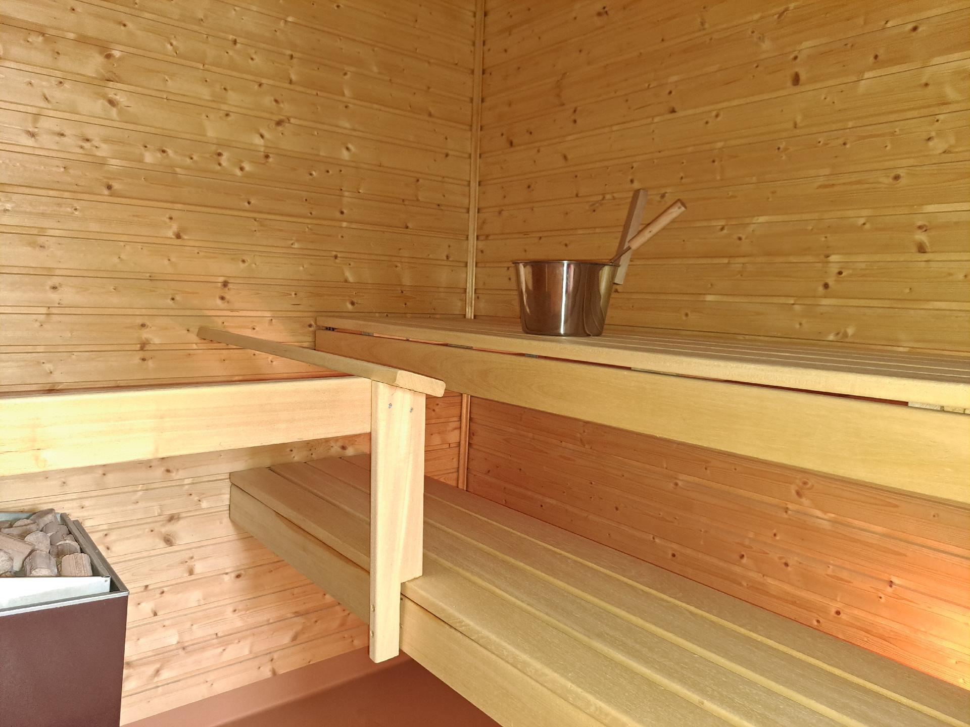 Saunaan mahtuu useampikin kylpijä