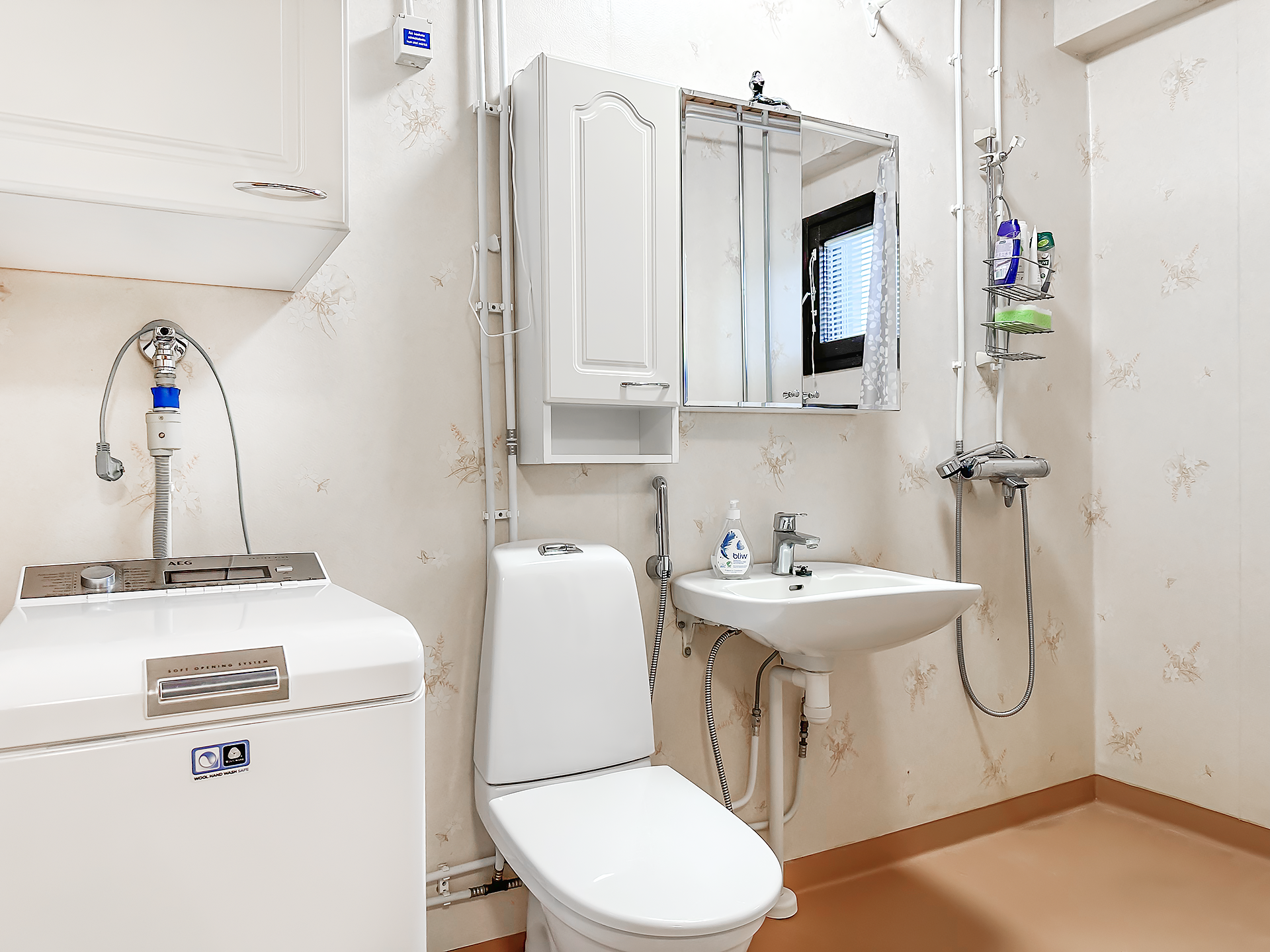 Lattia ja seinäpinnat uusittu 2005