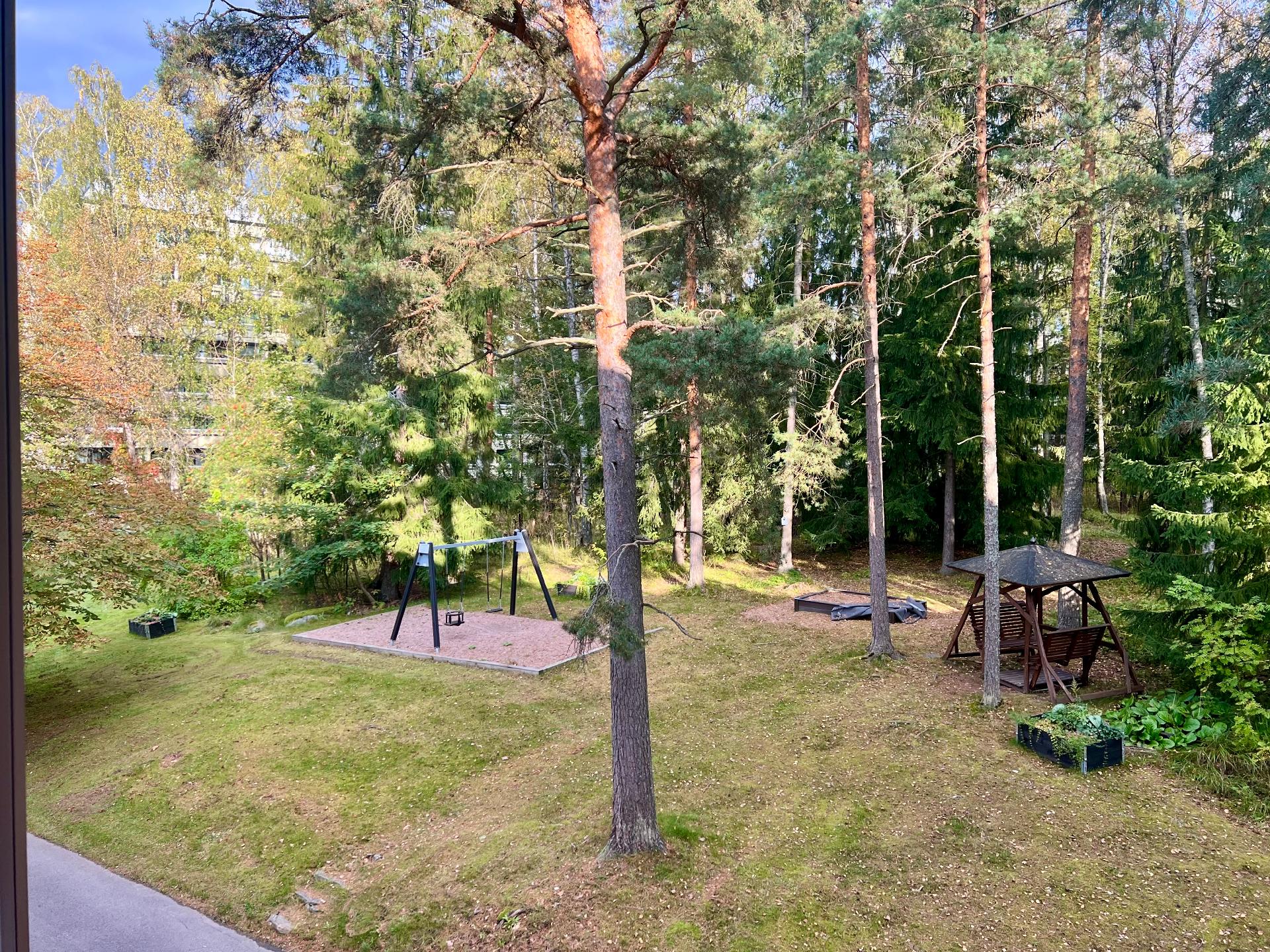 Näkymät myös suojaiselle takapihalle