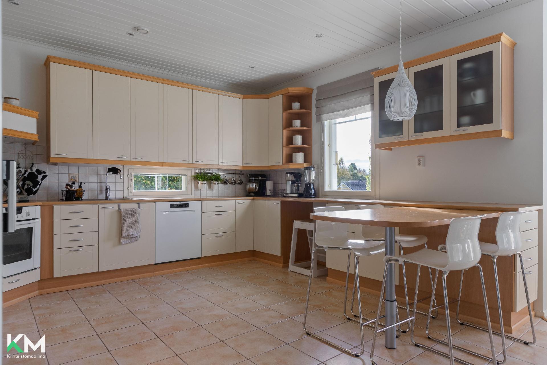 Keittiön kaapistot kuva 1.