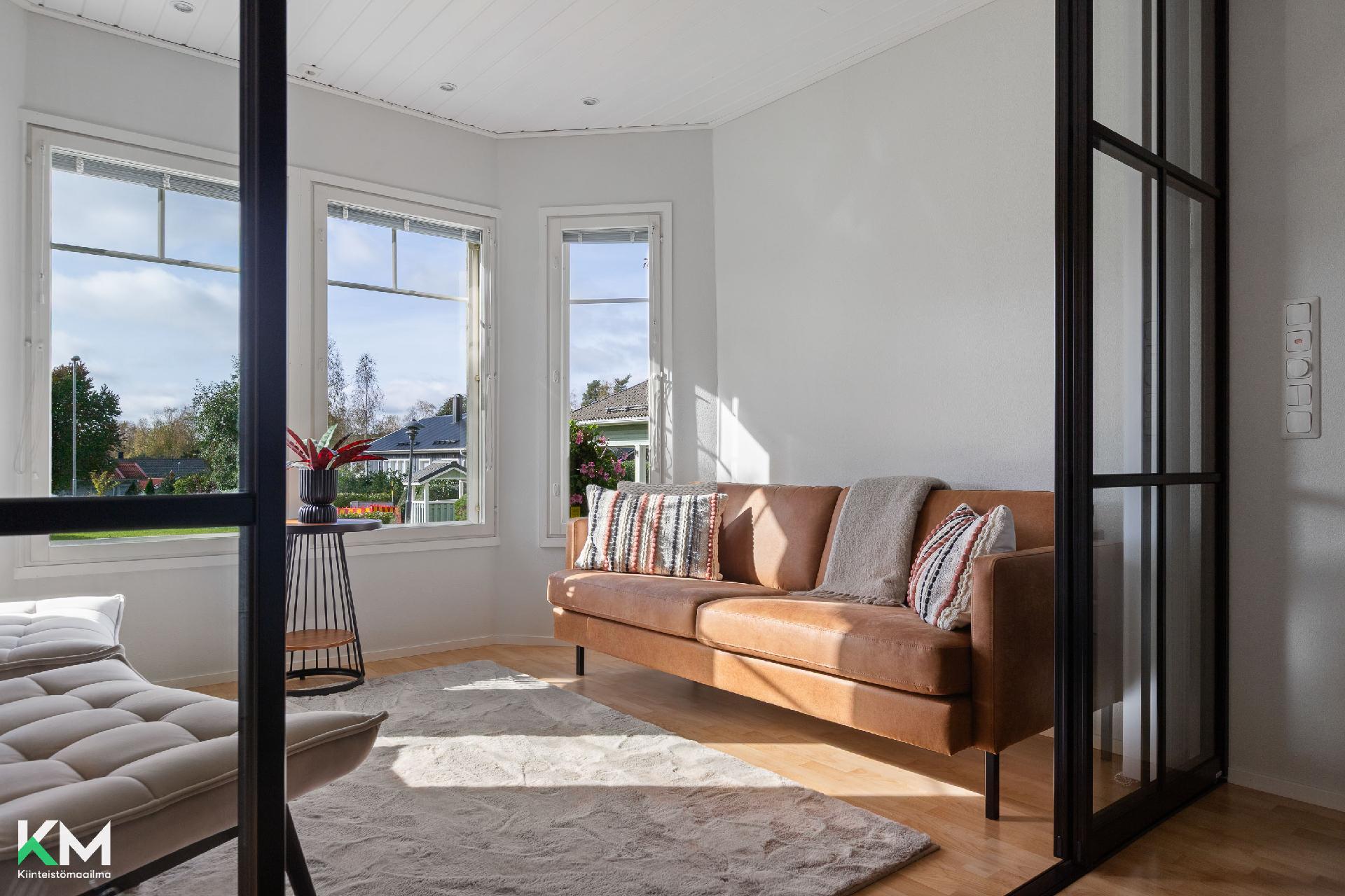 Alakerran takka-aula lähempää kuvattuna. 