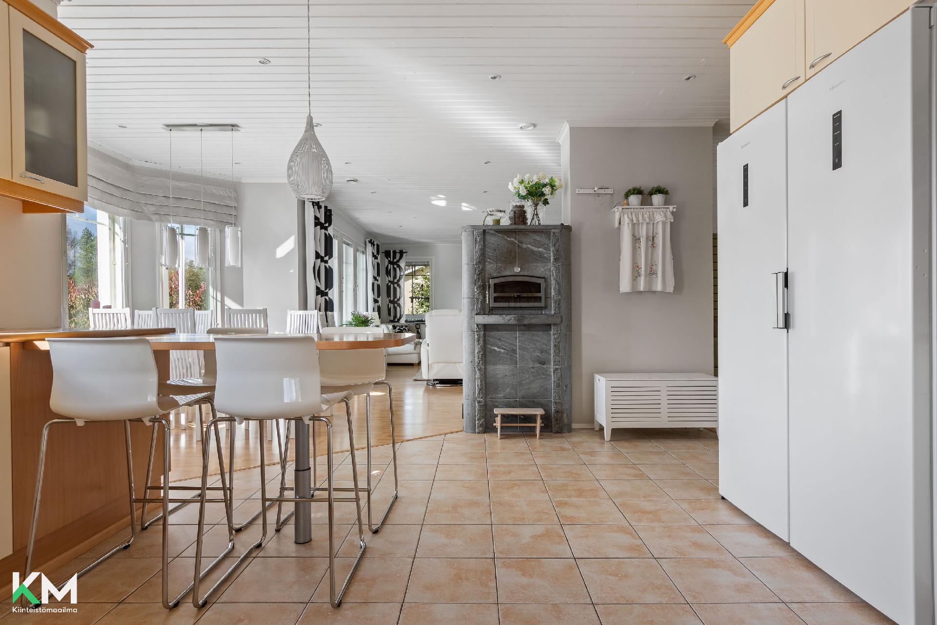 Kuva keittiöstä olohuoneen puolelle.