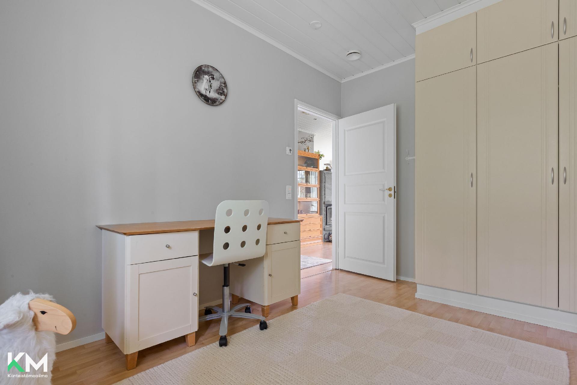 Olohuone,  Yläkerran makuuhuone 1 kuvattuna ovelle päin.