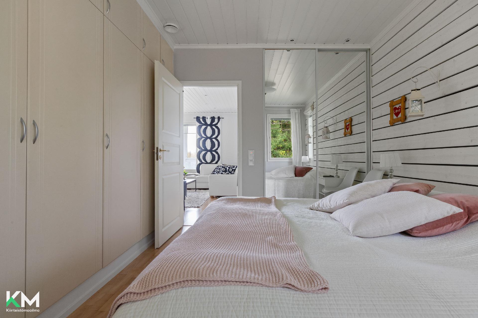Yläkerran makuuhuone 2 kuvattuna ovelle päin. 