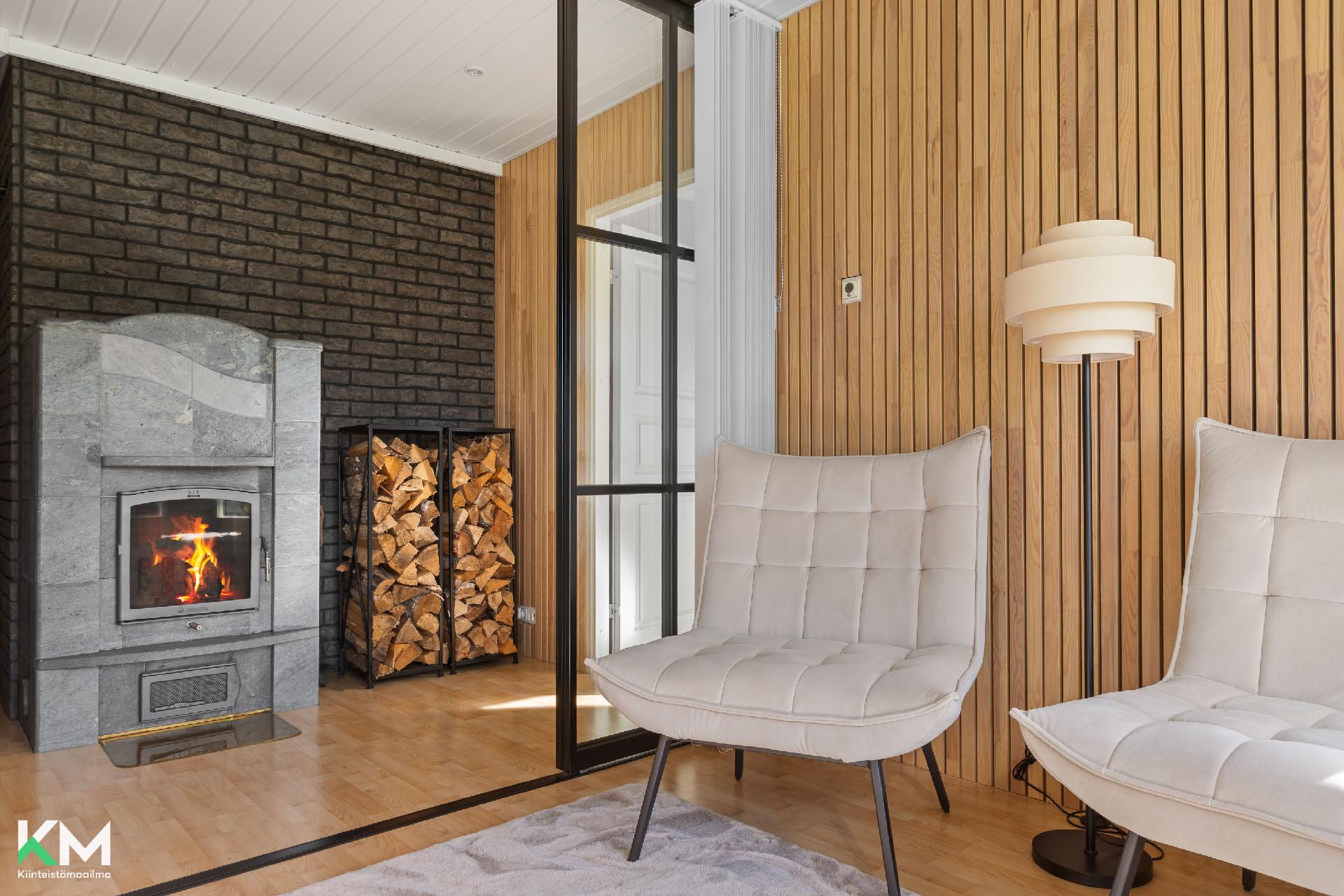 Takka-aula, jossa näkyy varaava takkauuni. 