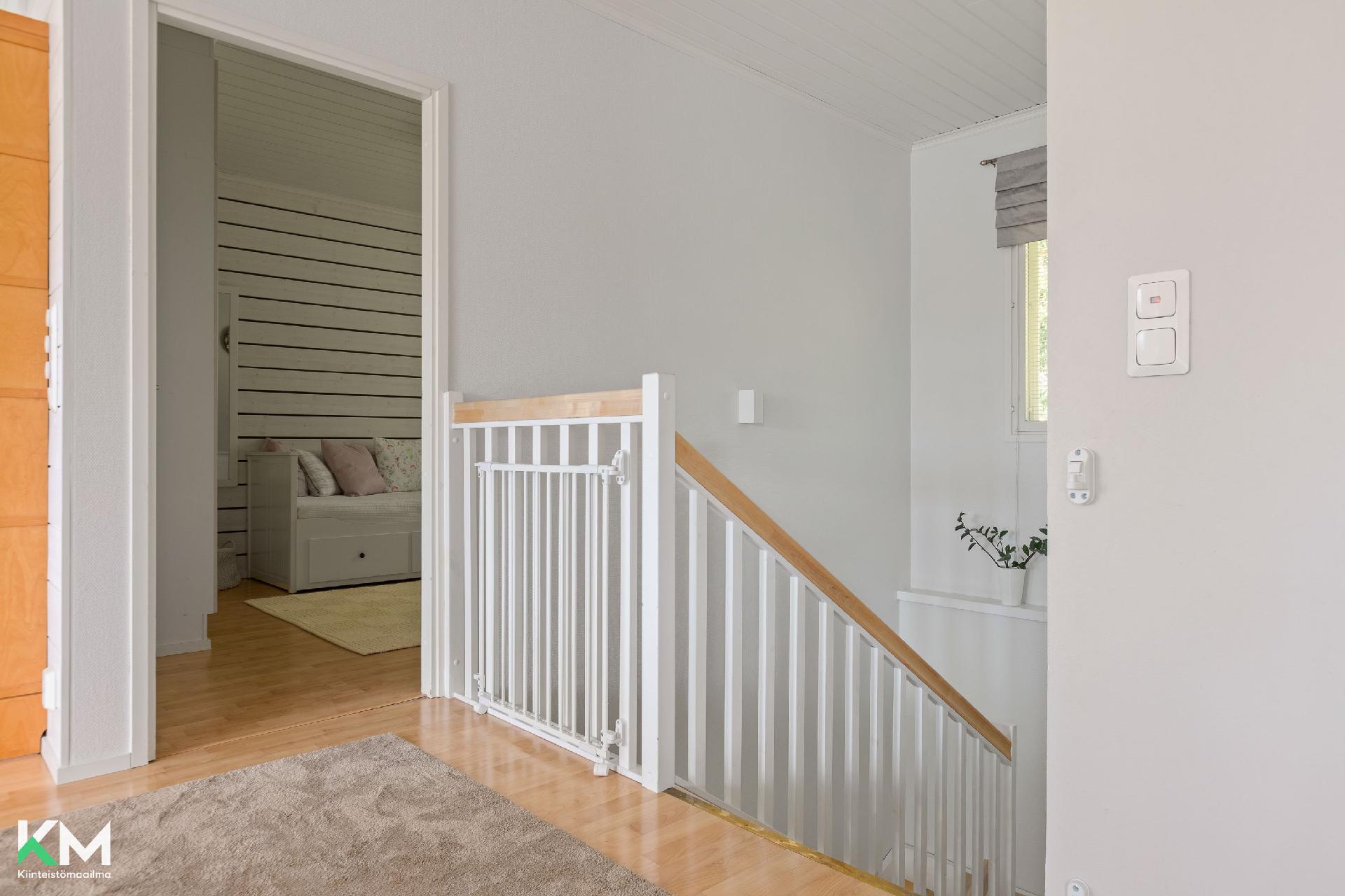 Portaat yläkerrasta kuvattuna.