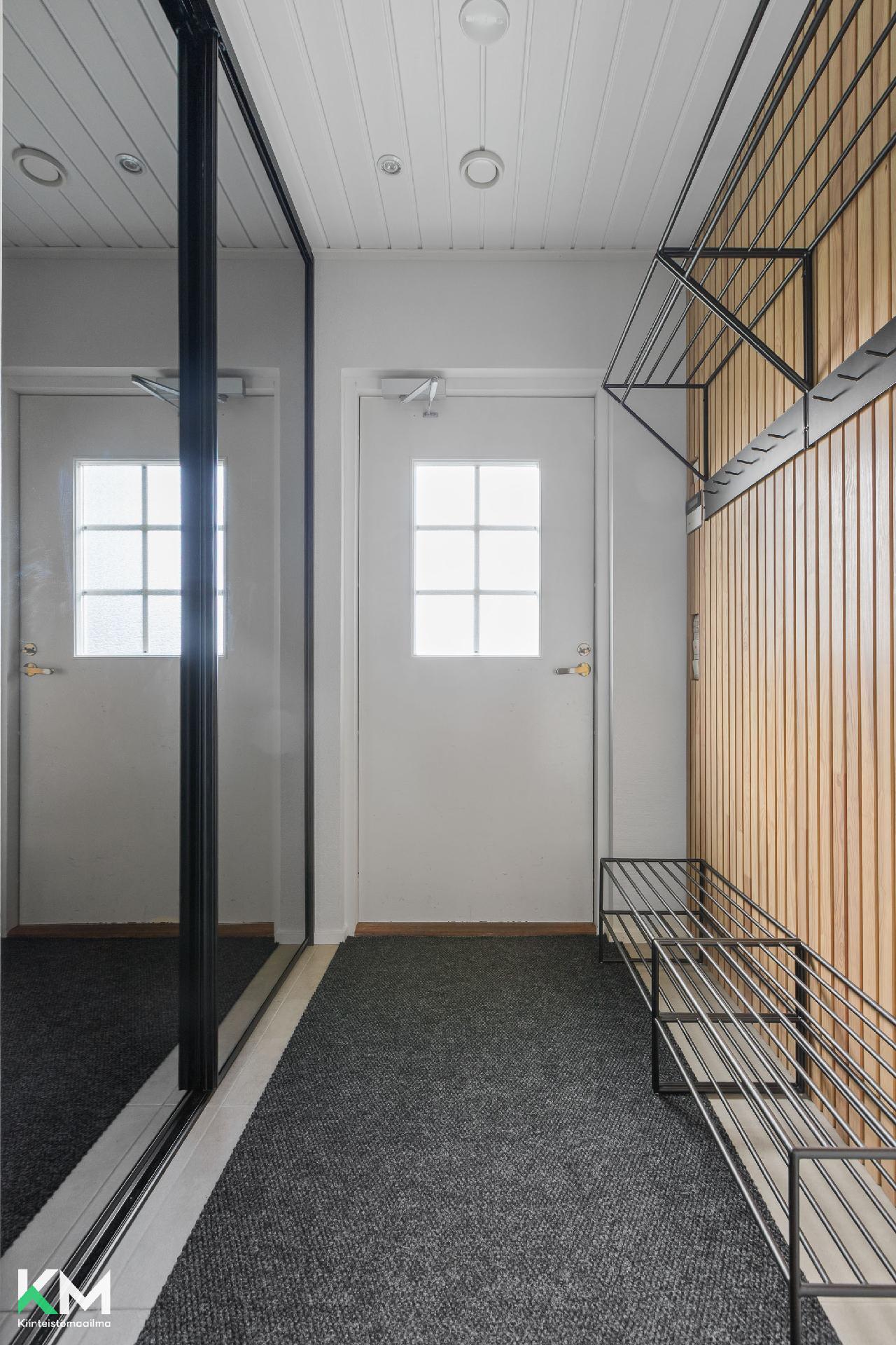 Alakerran sisääntulon tuulikaappi. 