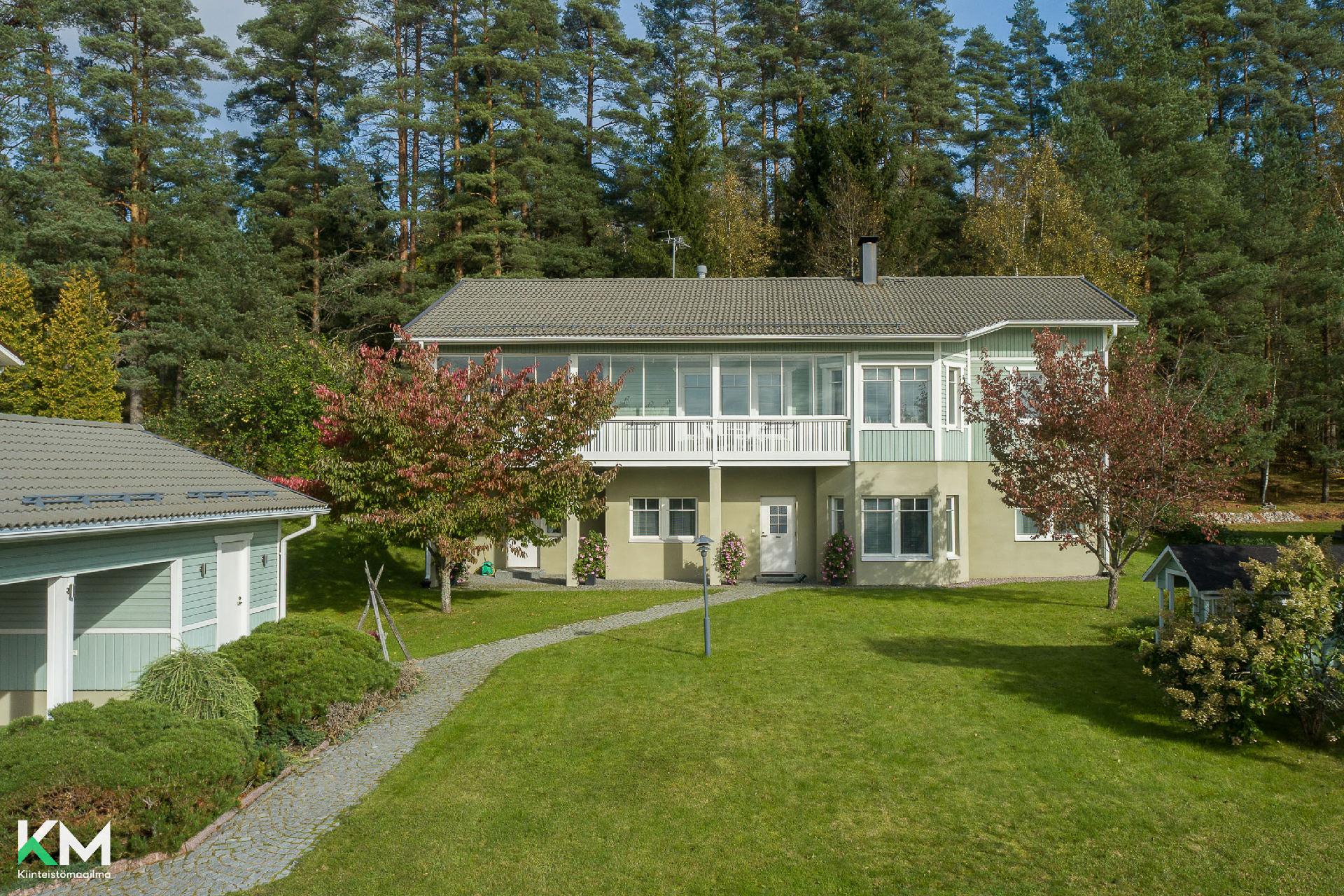 Julkisivukuva edestä. 