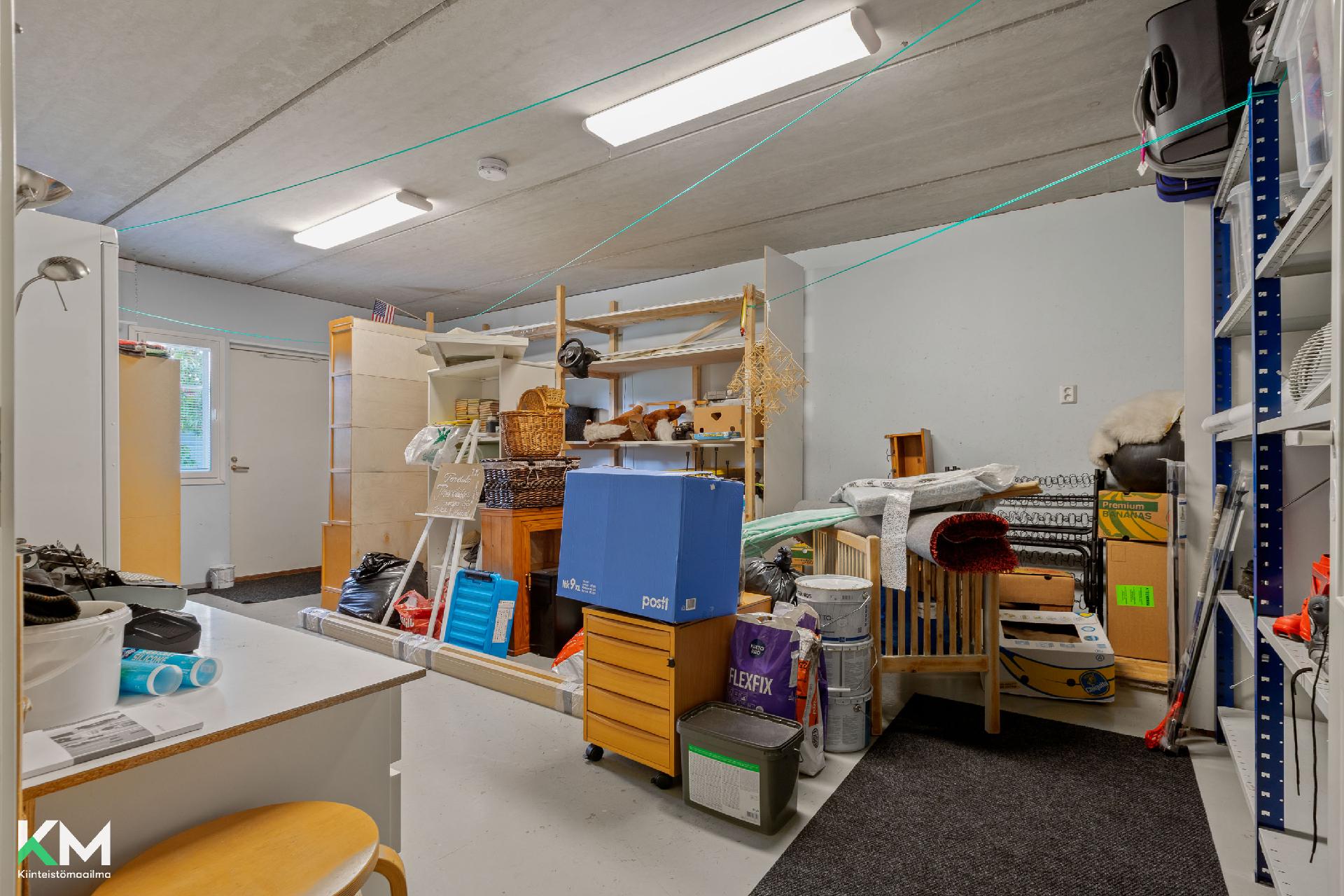 Kellarikerroksen varastotila. 