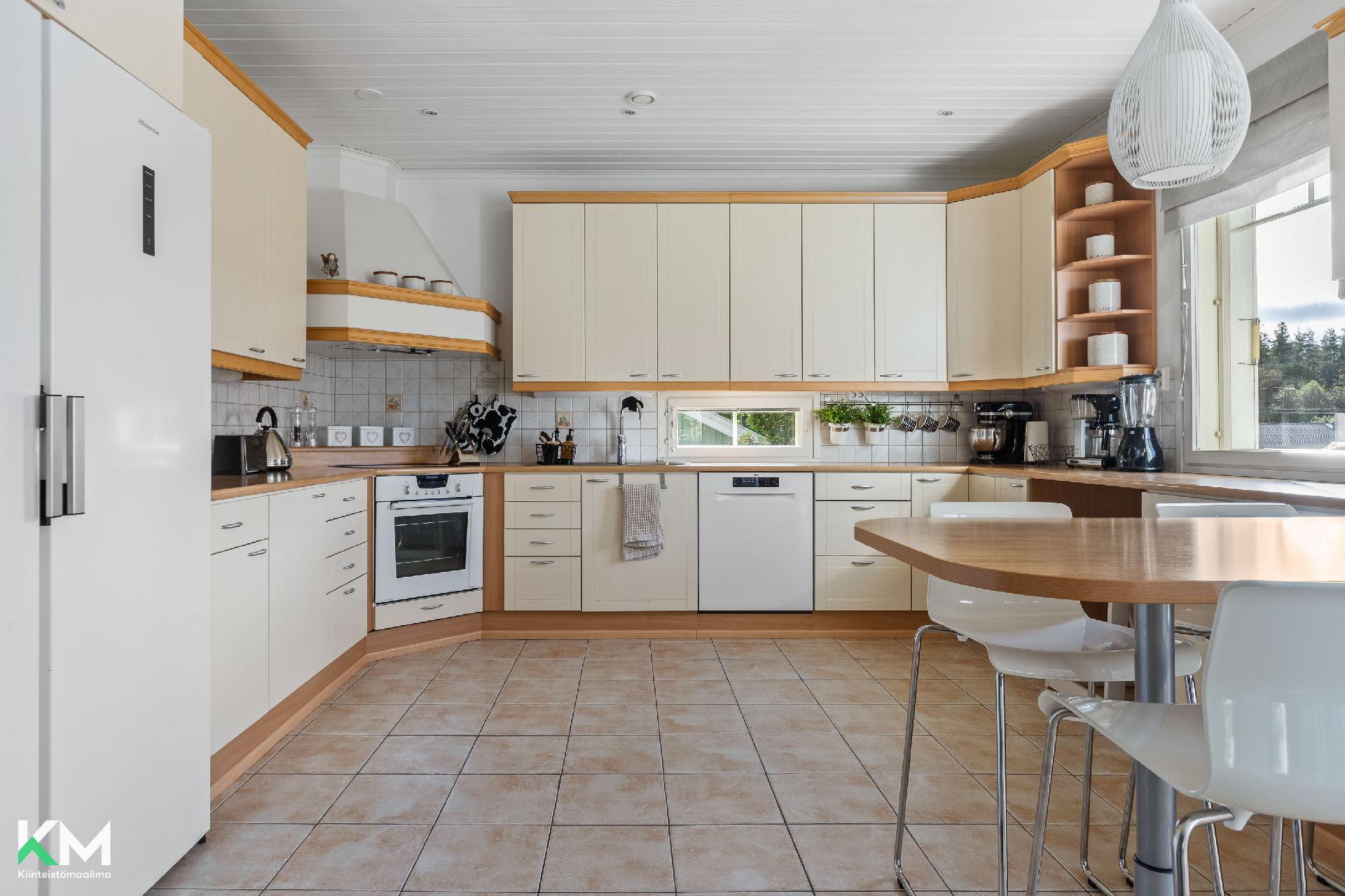 Keittiön kaapistot kuva 3. 