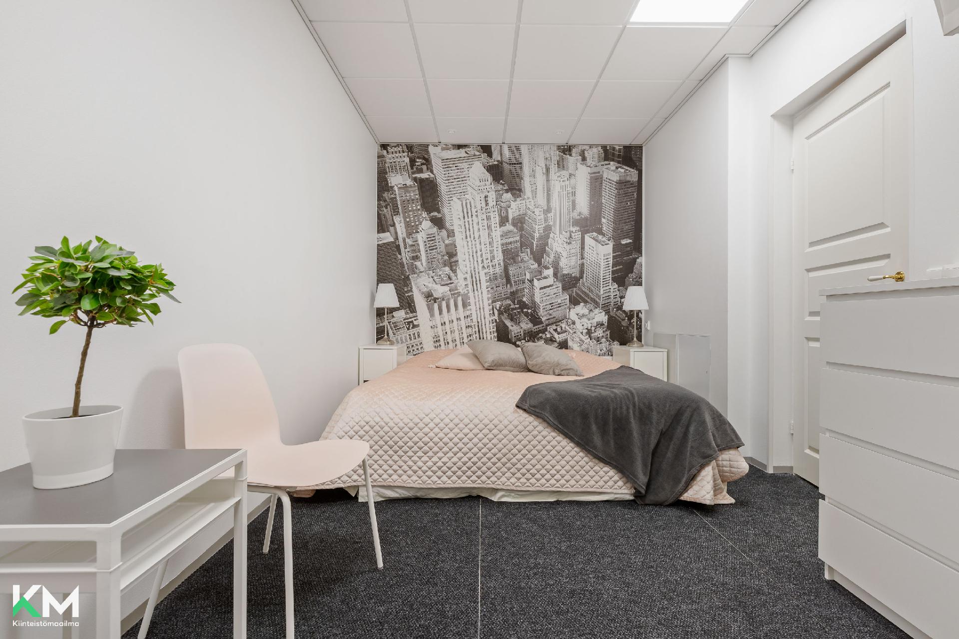 Alakerran varastohuoneesta tehty makuuhuonetila.