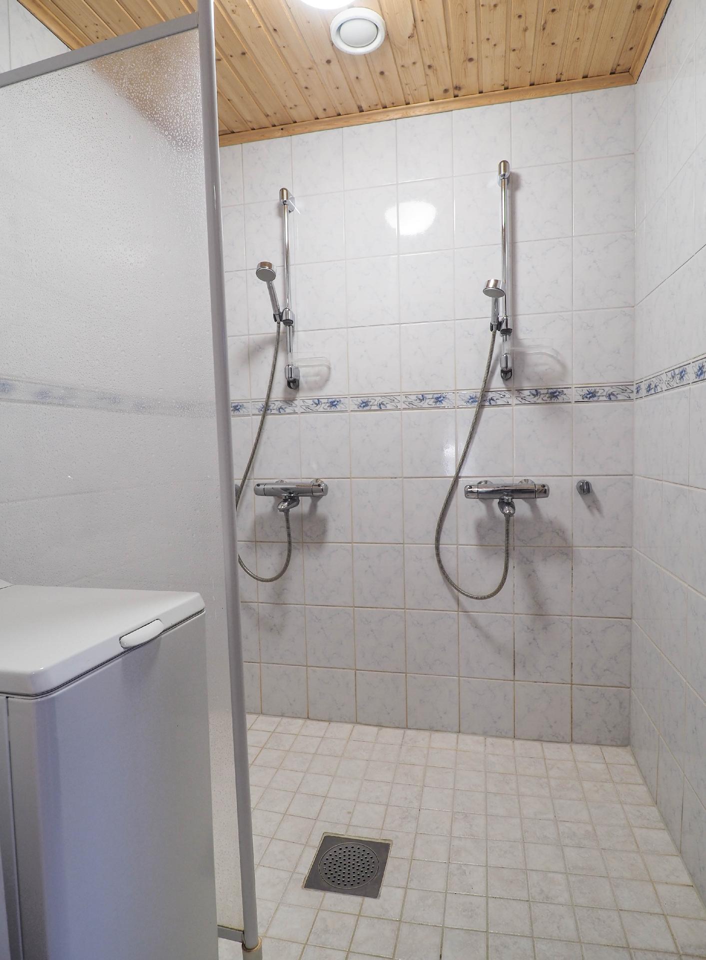 Kylpyhuoneessa kaksi suihkua