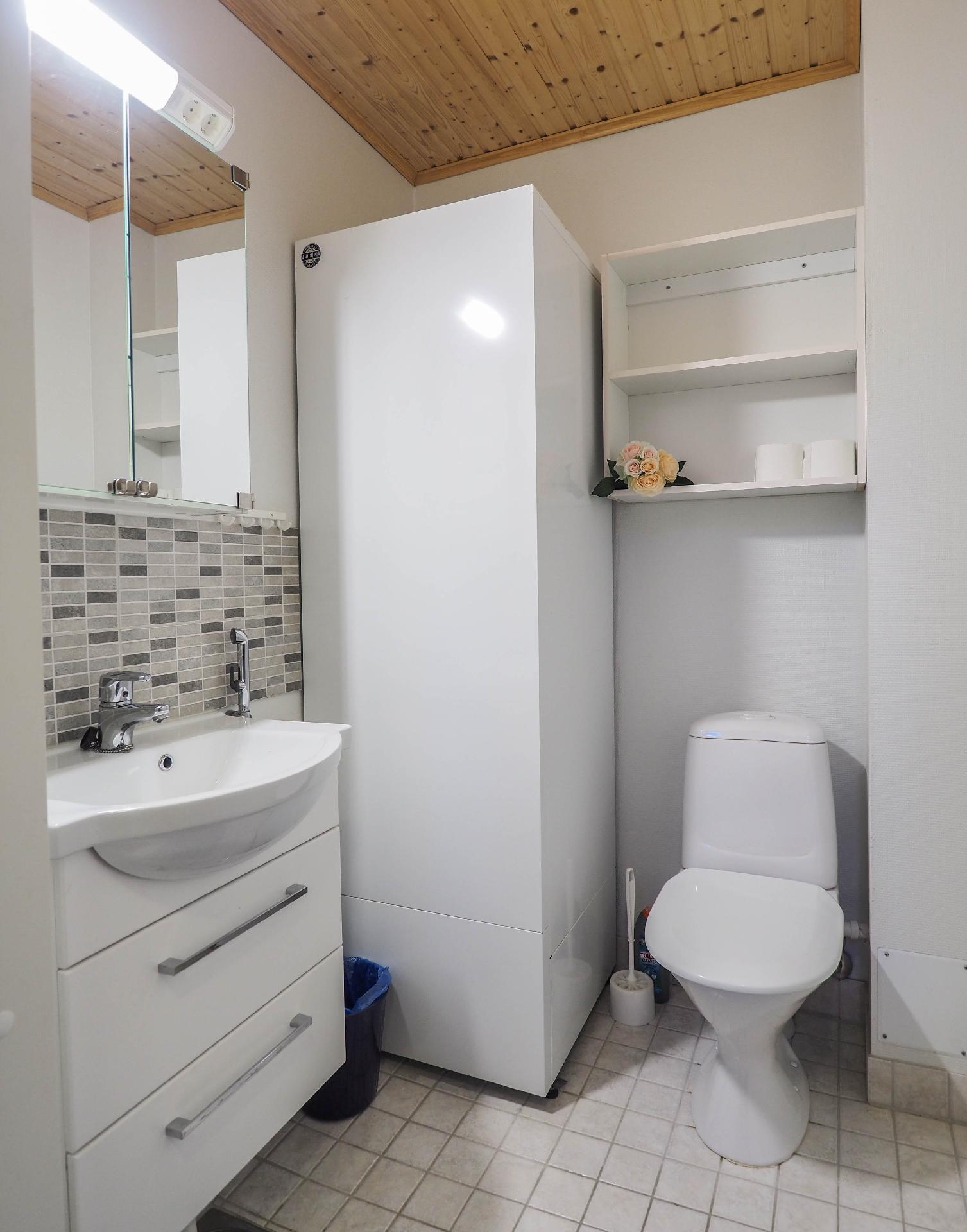 Alakerran erillinen wc