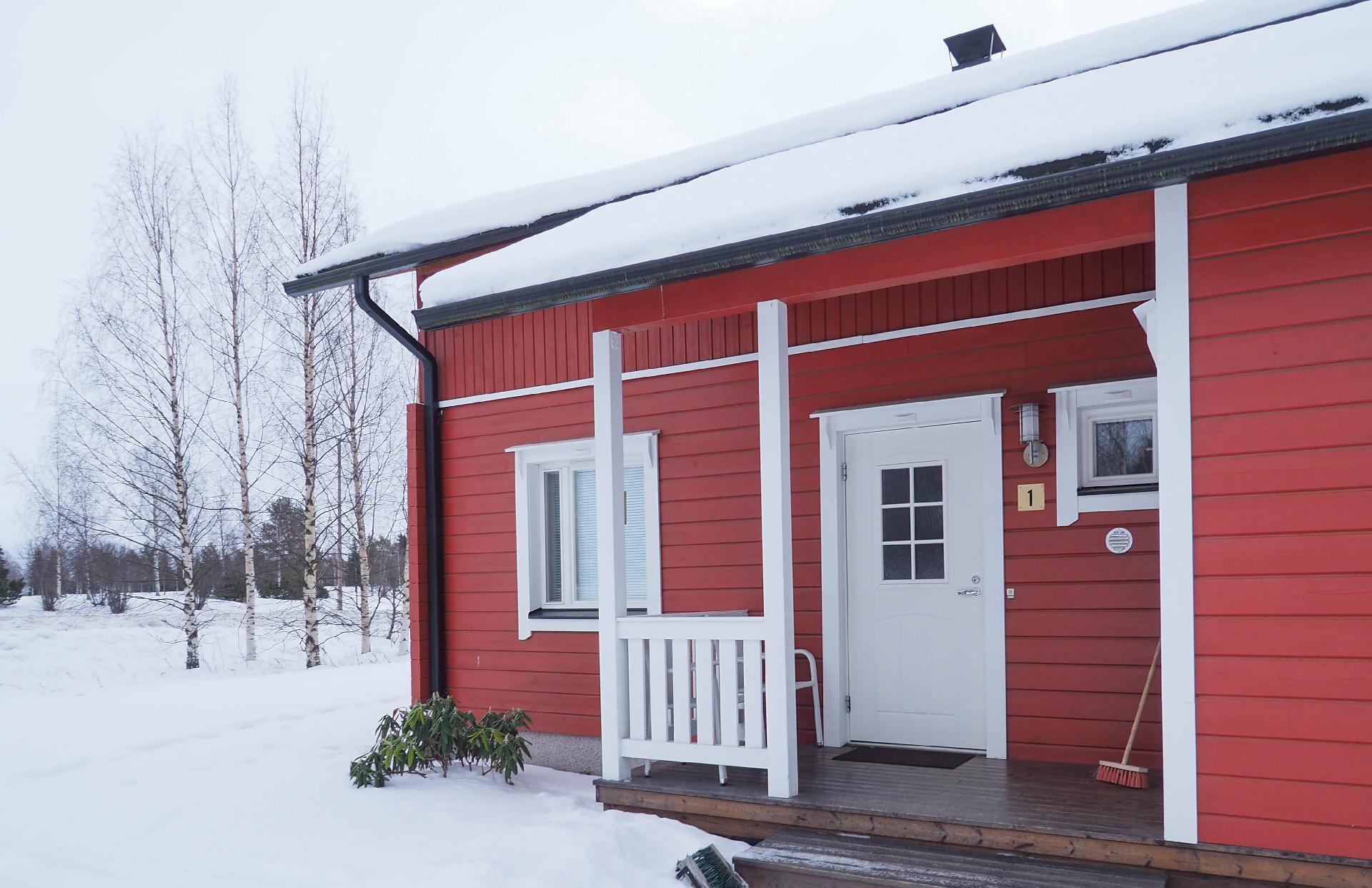 Ulkovarasto etupihan puolella