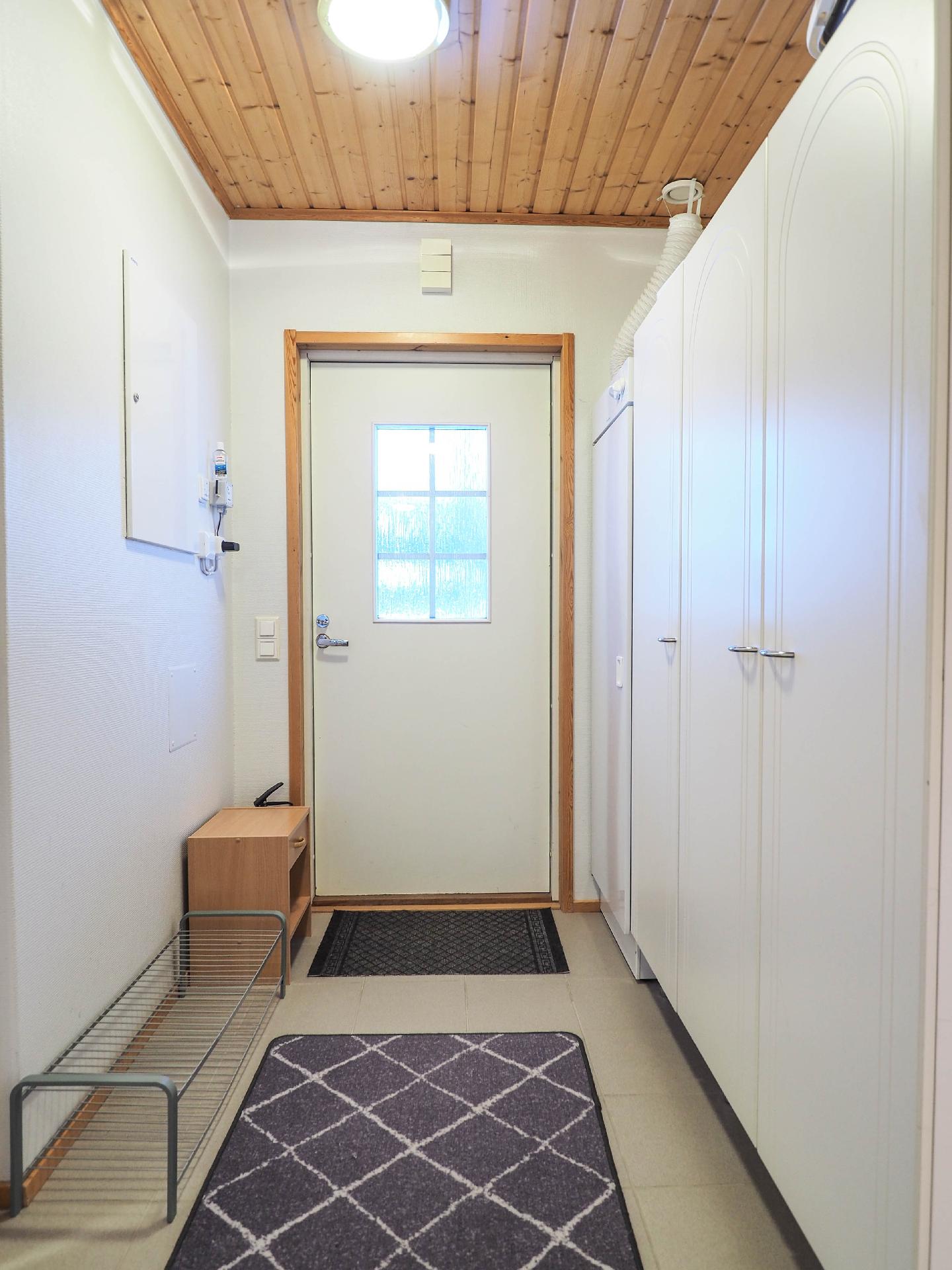 Eteisessä säilytystilaa ja kuivauskaappi