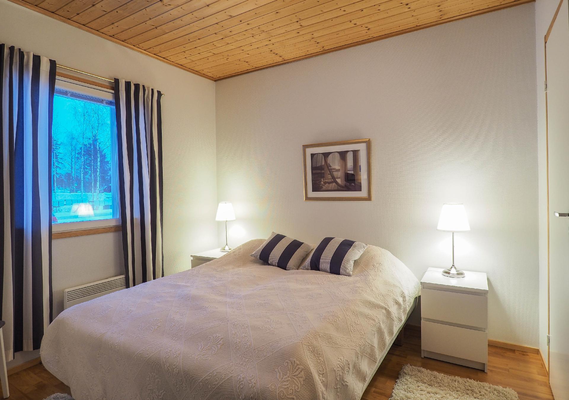 Alakerran makuuhuone, jonka yhteydessä vaatehuone