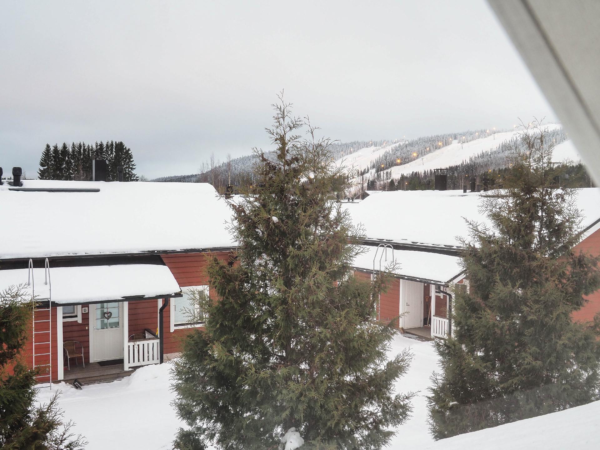 Näkymä parven ikkunasta rinteille