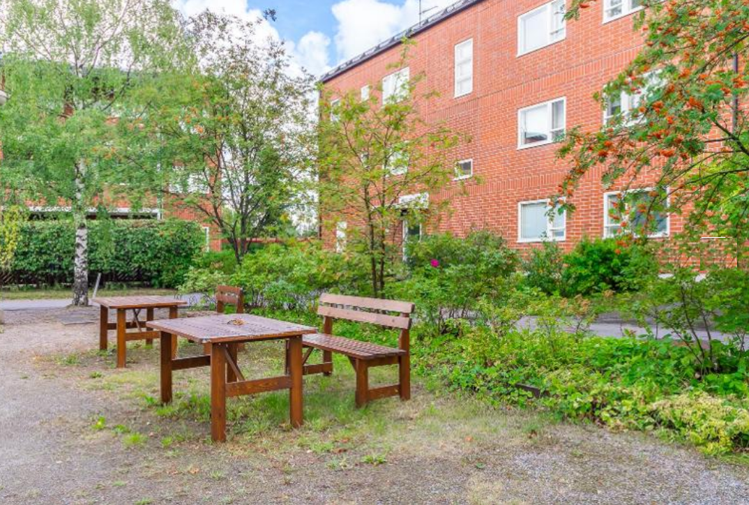 taloyhtiön sisäpihaa