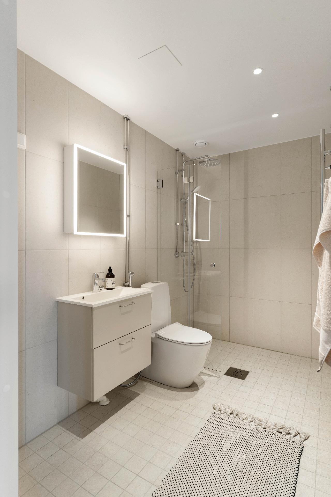 Upeasti 2025 remontoitu kylpyhuone