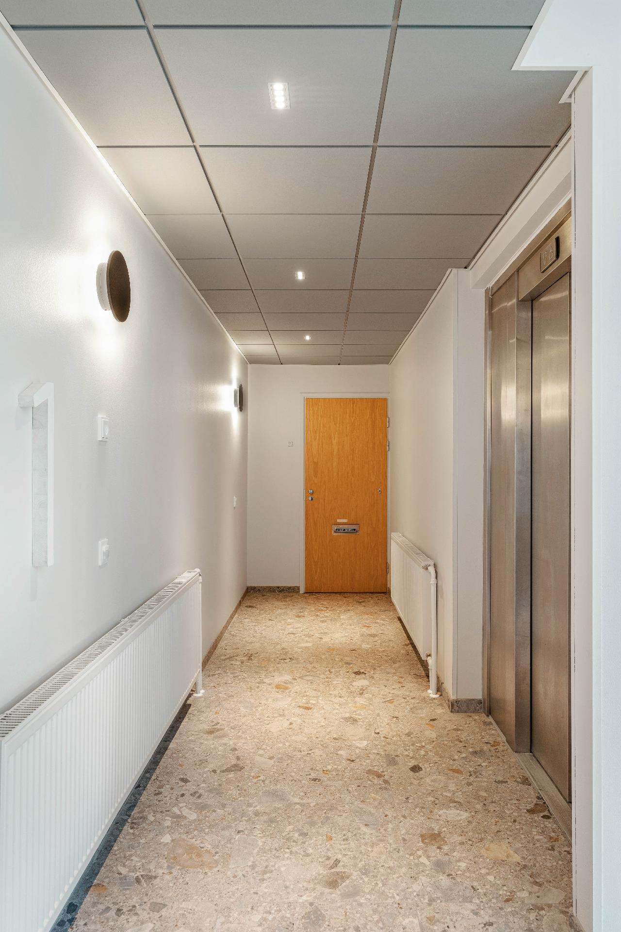 Omenaterassin rappukäytävässä on tyylikäs ja seesteinen tunnelma