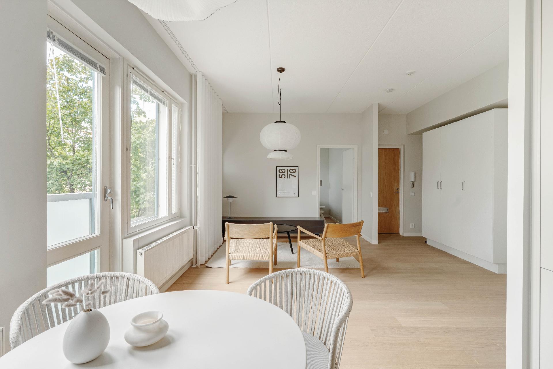 Näkymää olohuoneeseen ja makuuhuoneeseen päin