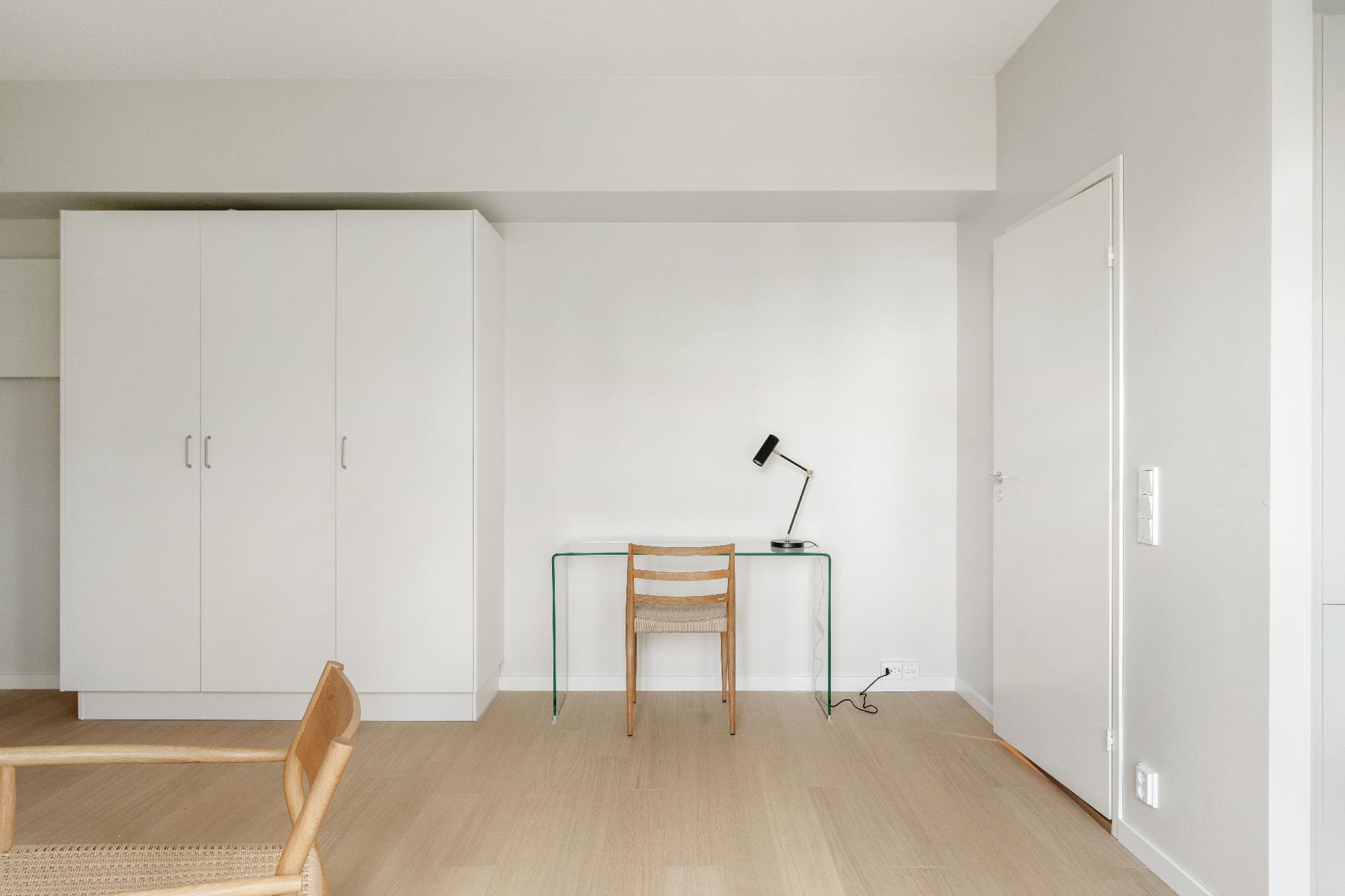 Eteisessä mukavasti kaappitilaa ja vieressä hyvä tila esim. työpisteelle.