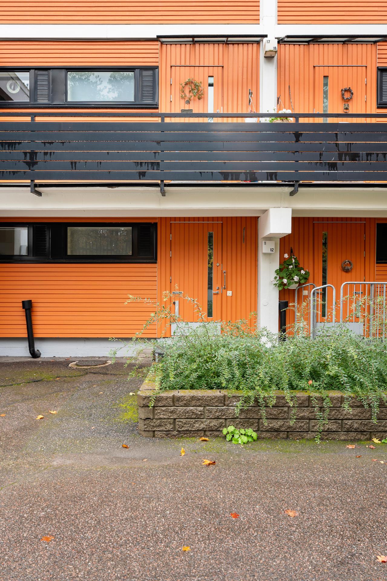 Oma sisäänkäynti ulkoa. 