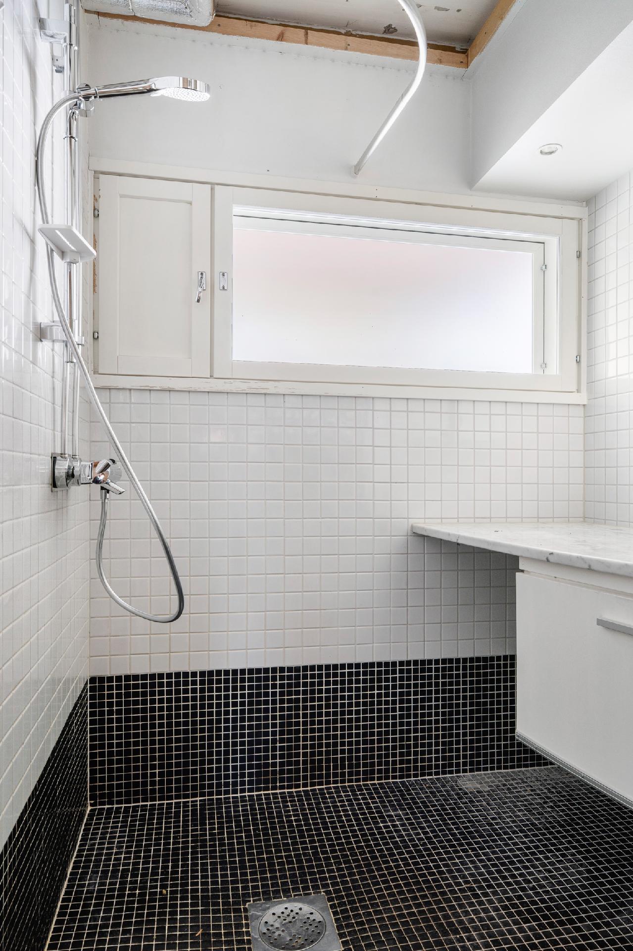 Ikkunallinen kylpyhuone.