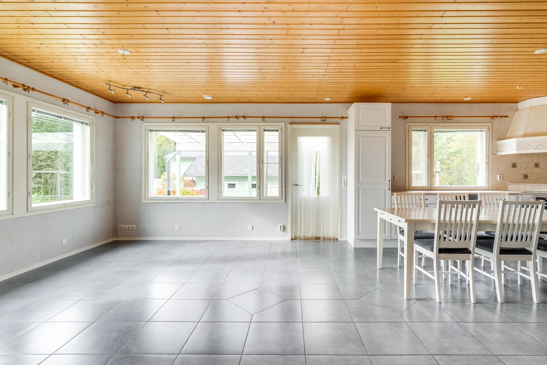 Saarenmaantie 354, Liuksiala, Kangasala