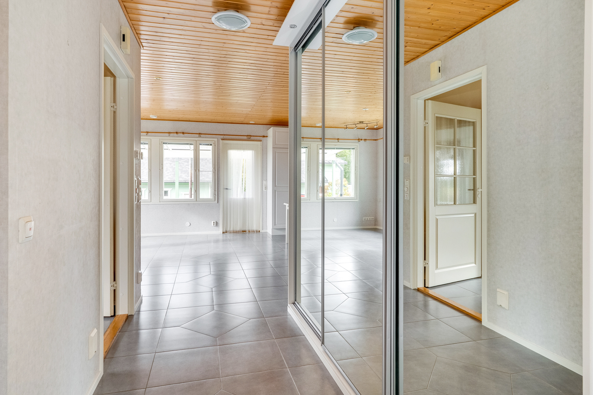 Saarenmaantie 354, Liuksiala, Kangasala