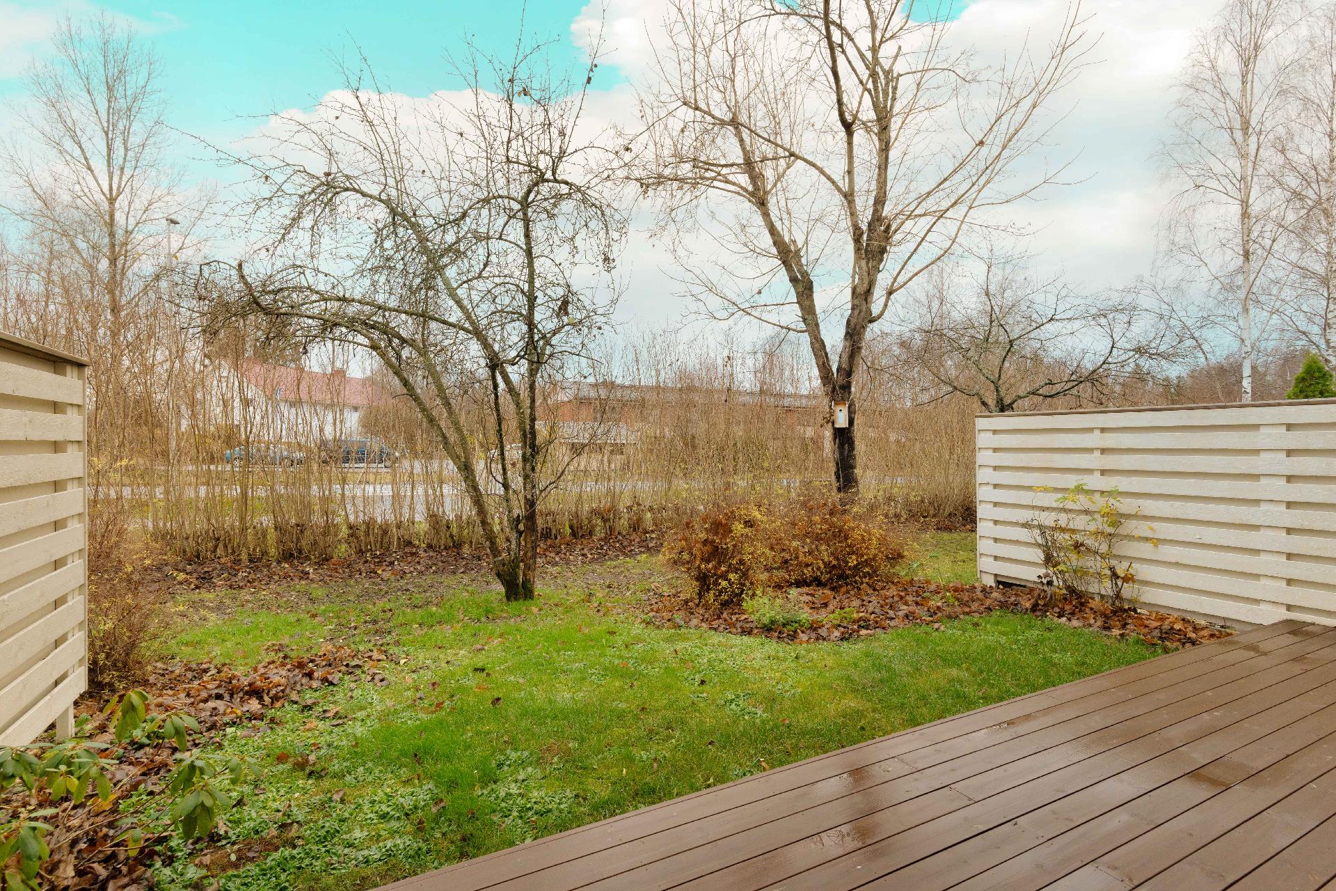 Iso ja avara terassi/piha-alue