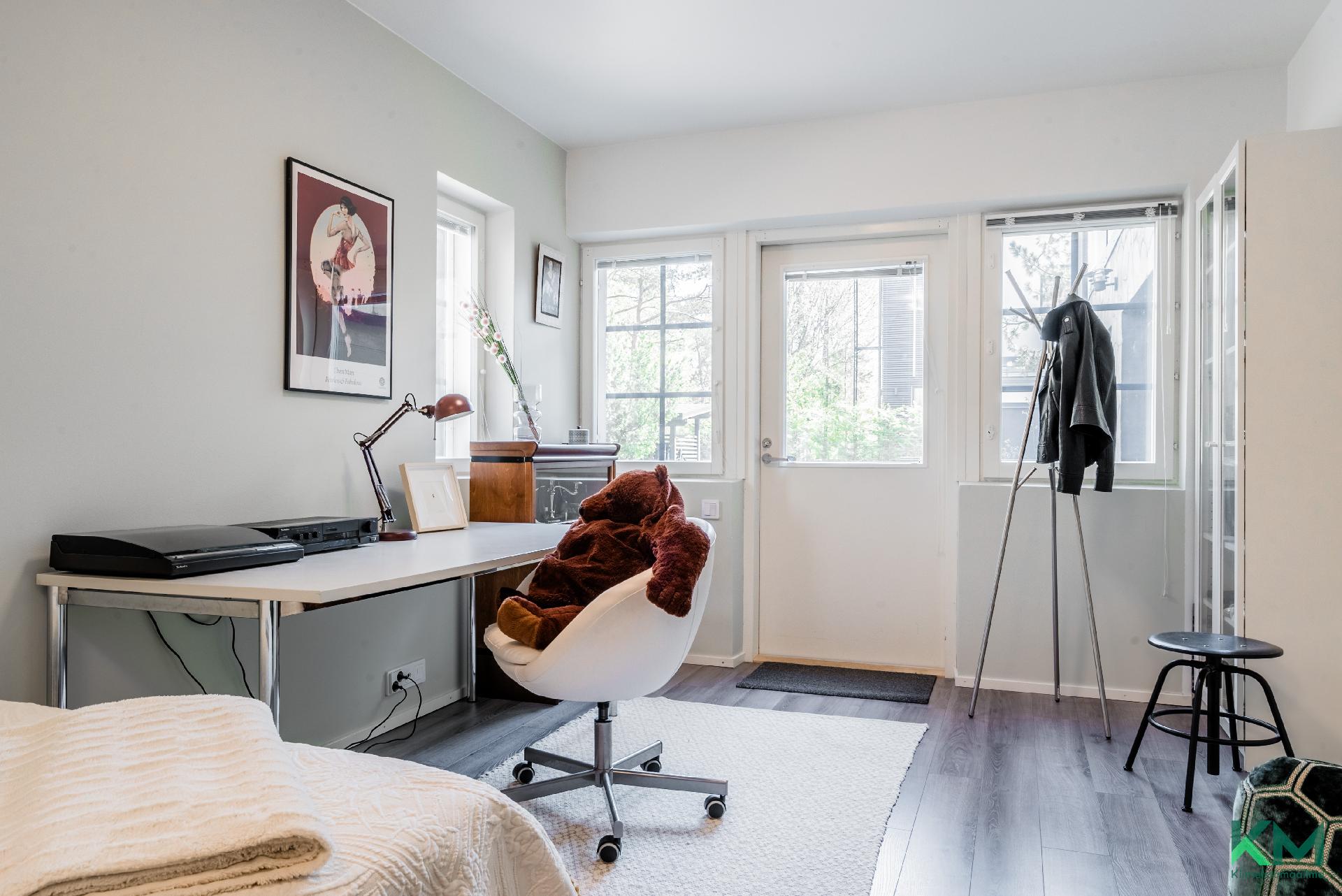 Mh 4 omalla sisäänkäynnillä