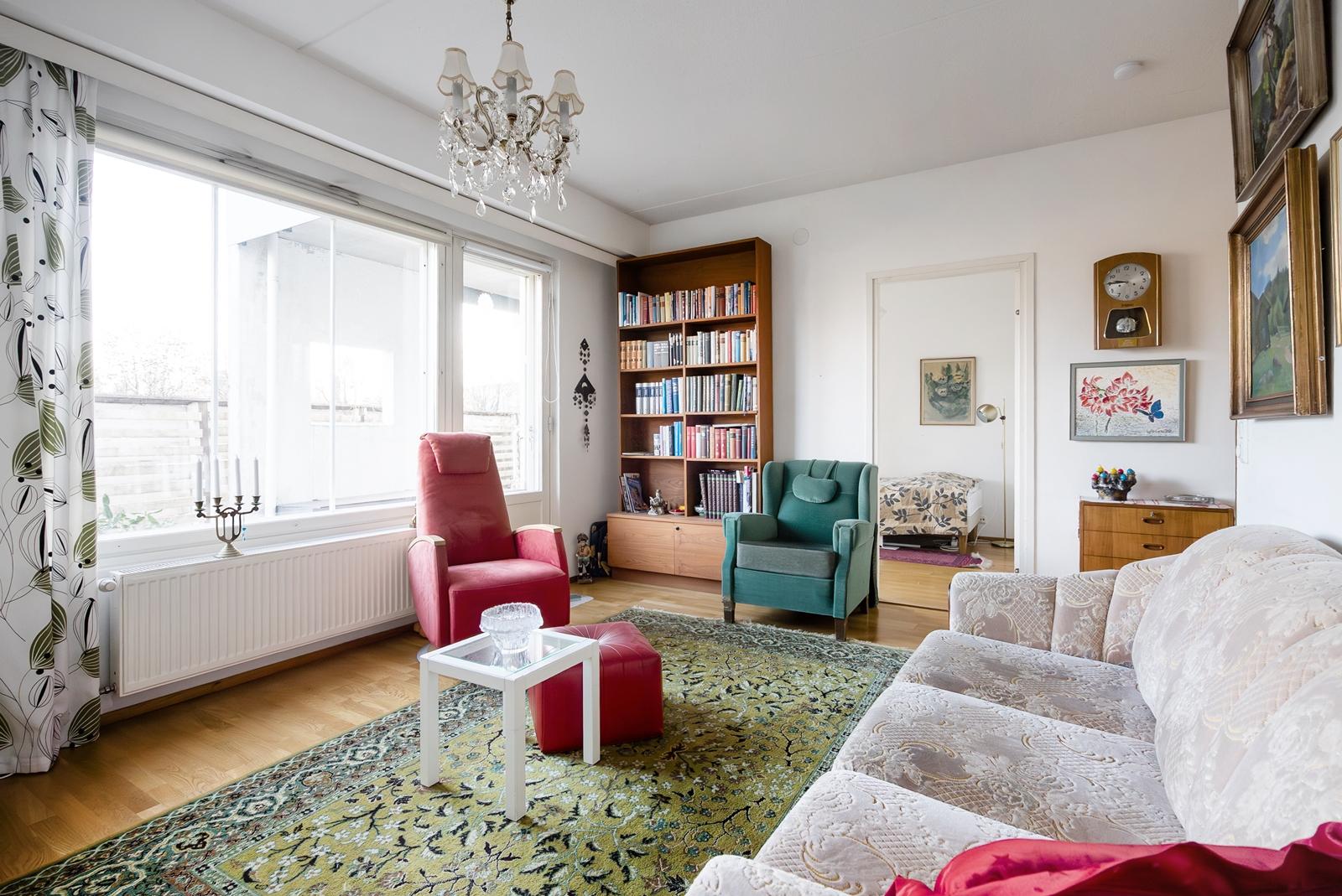 Olohuoneesta käynti katetulle pihalle ja terassille