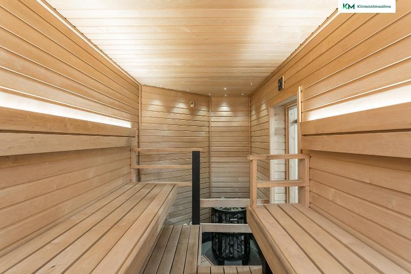 Taloyhtiön tyylikäs saunaosasto